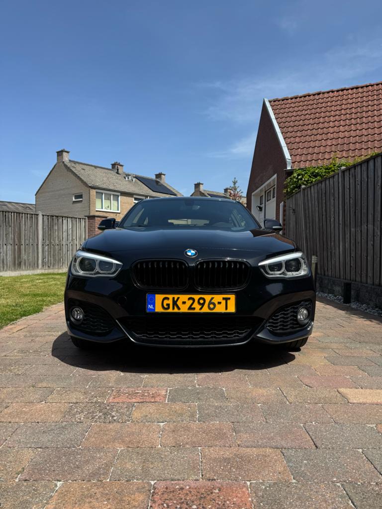 BMW 116i M Sport | Alcantara | Handgeschakeld | Trekhaak, Auto's, BMW, 1-Serie, Achterwielaandrijving, 4 stoelen, Zwart
