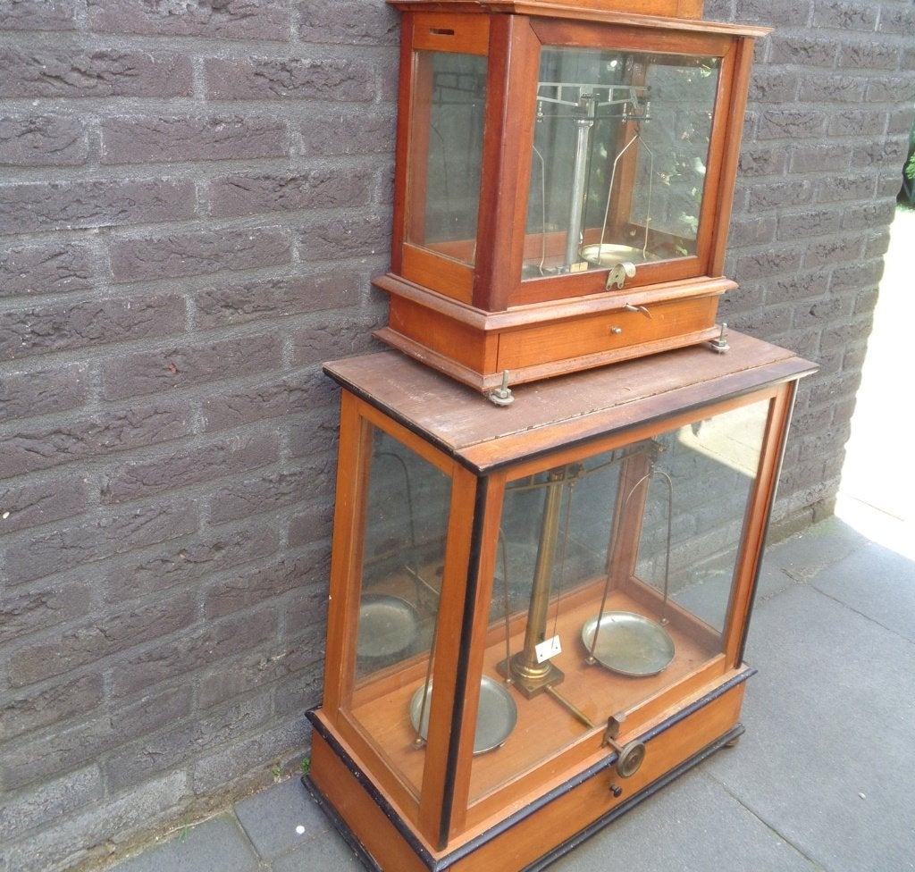 2 Apothekers balansen weegschalen, Ophalen