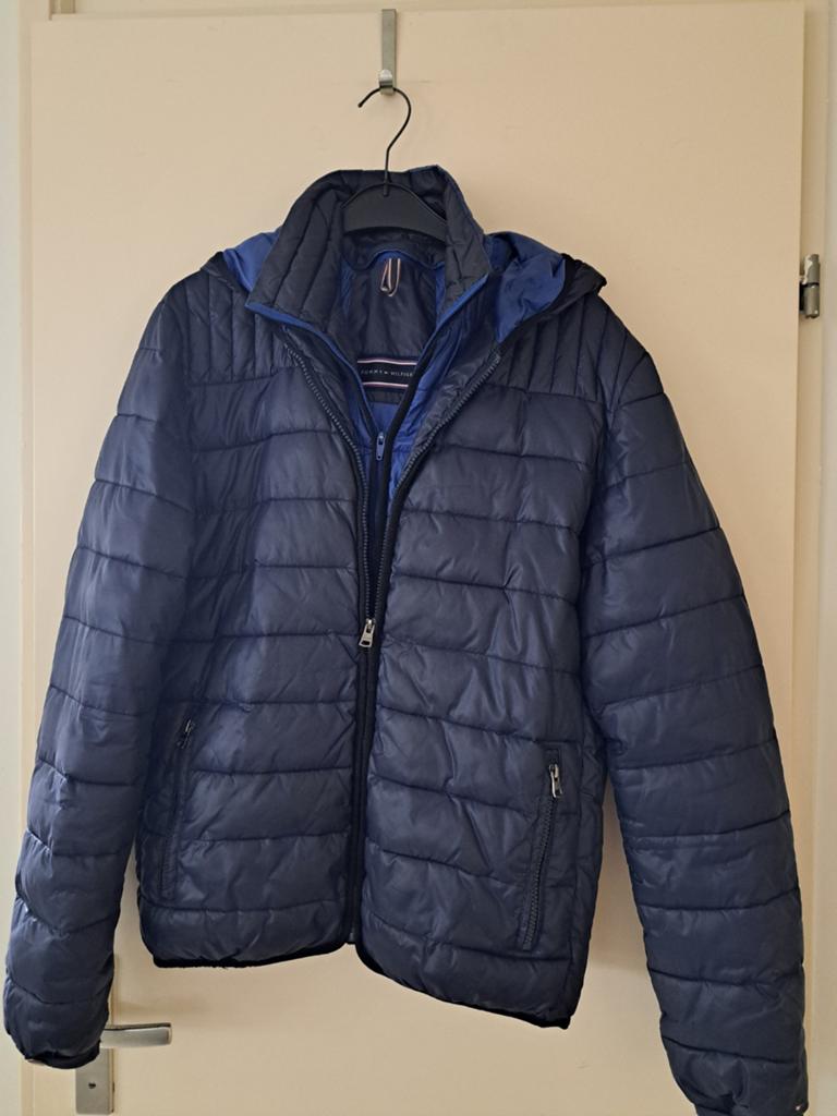 Donkerblauwe Tommy Hilfiger jas, maat S, zie beschrijving, Kleding | Heren, Jassen | Winter, Ophalen of Verzenden, Zo goed als nieuw