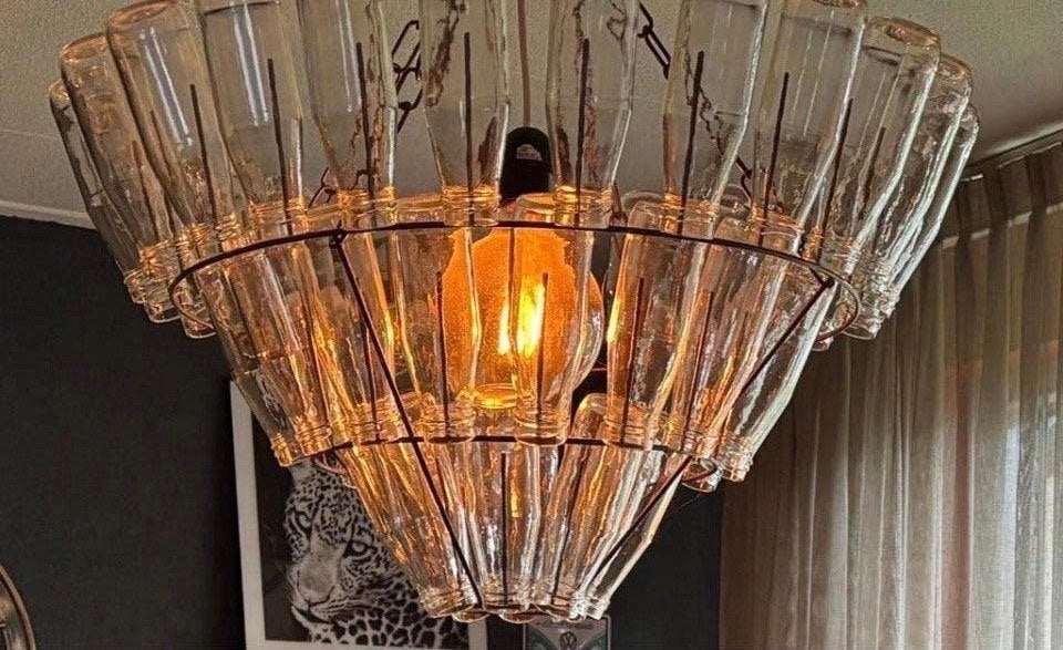 Unieke kroonluchter van flesjes - Blikvanger!, Huis en Inrichting, Lampen | Kroonluchters, Ophalen, Gebruikt, Glas, E27 (groot)
