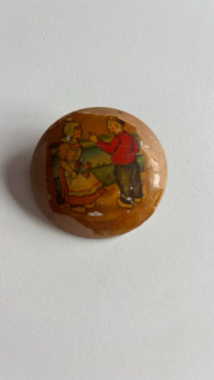 Vintage broche met Hollands tafereel gesigneerd door Arejo, Ophalen of Verzenden, Overige materialen, Broche