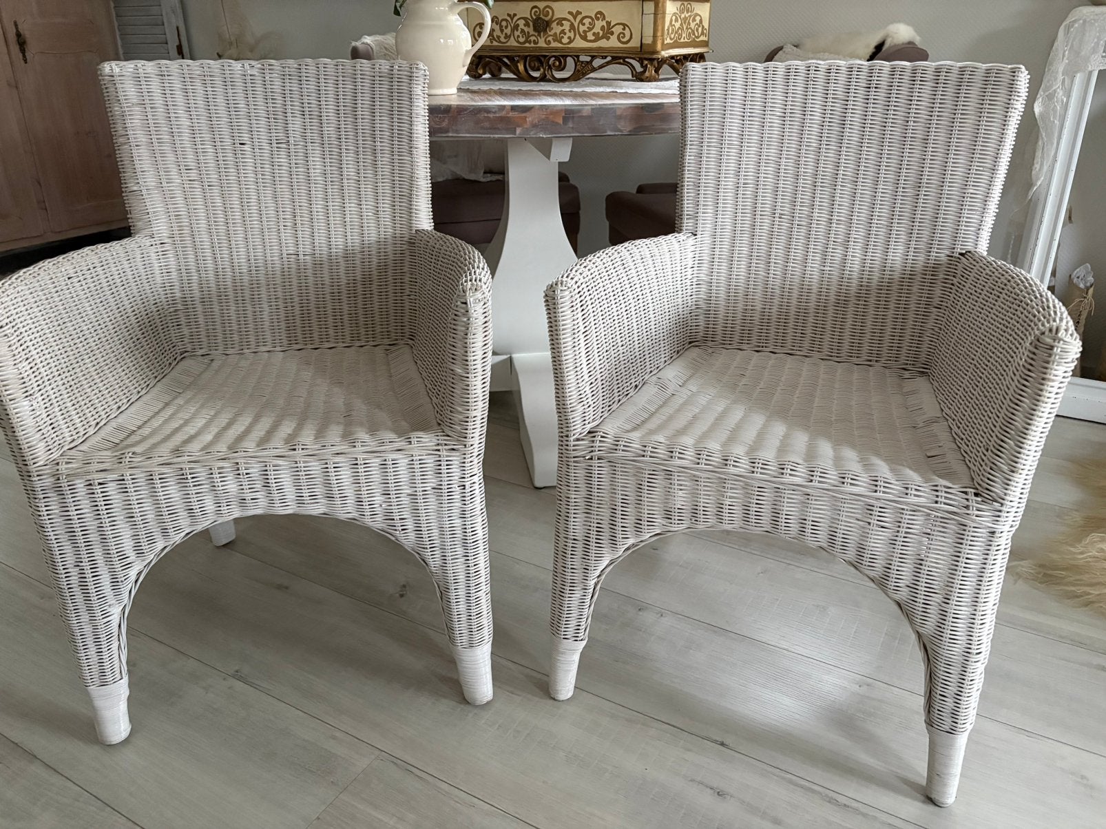 2 Witte rieten stoelen van Riviera maison, Ophalen, Zo goed als nieuw, Wit, Twee