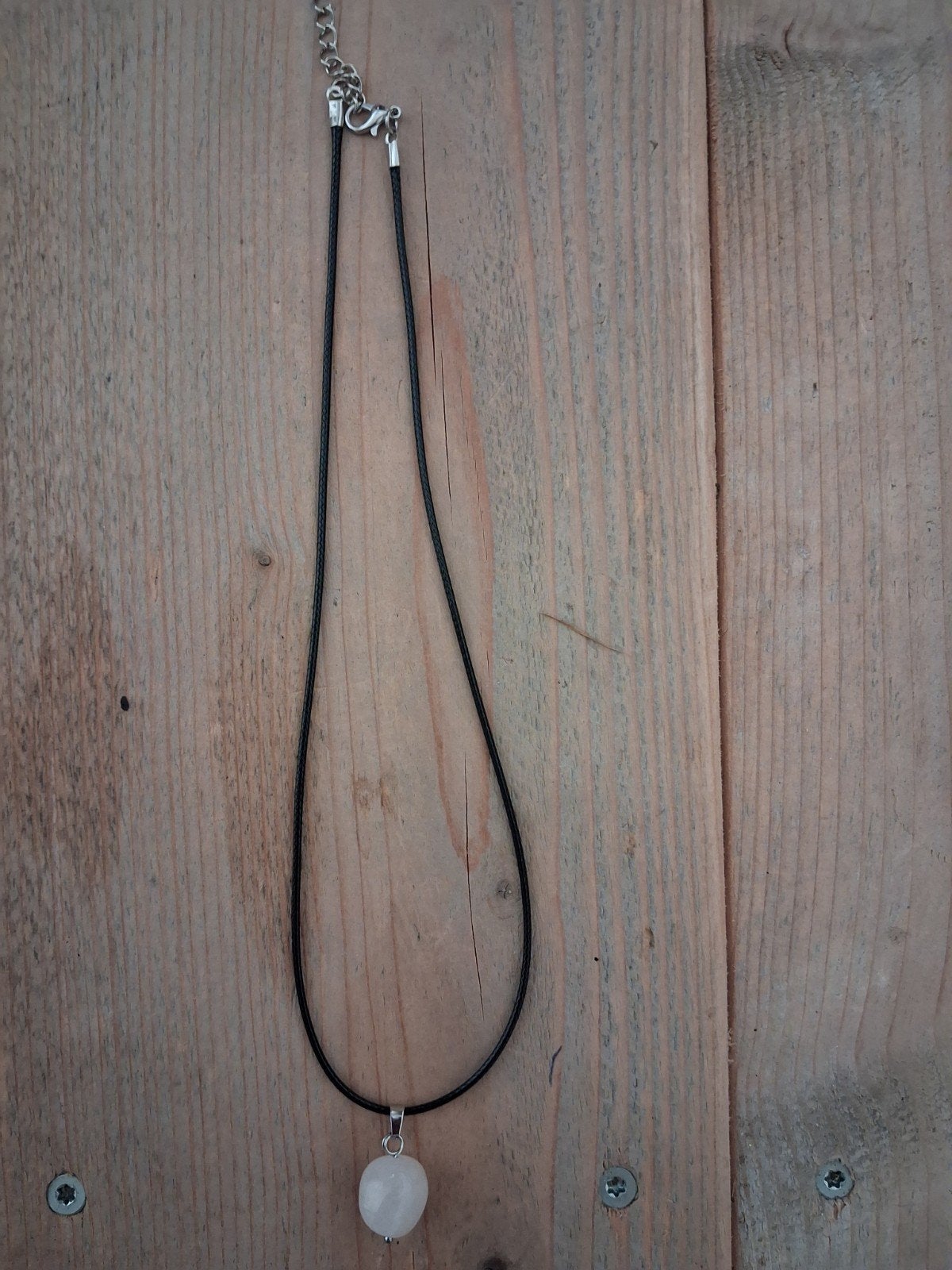 Rozenkwarts hanger aan zwart koord, Sieraden, Tassen en Uiterlijk, Kettingen, Ophalen of Verzenden, Zo goed als nieuw, Steen of Mineraal