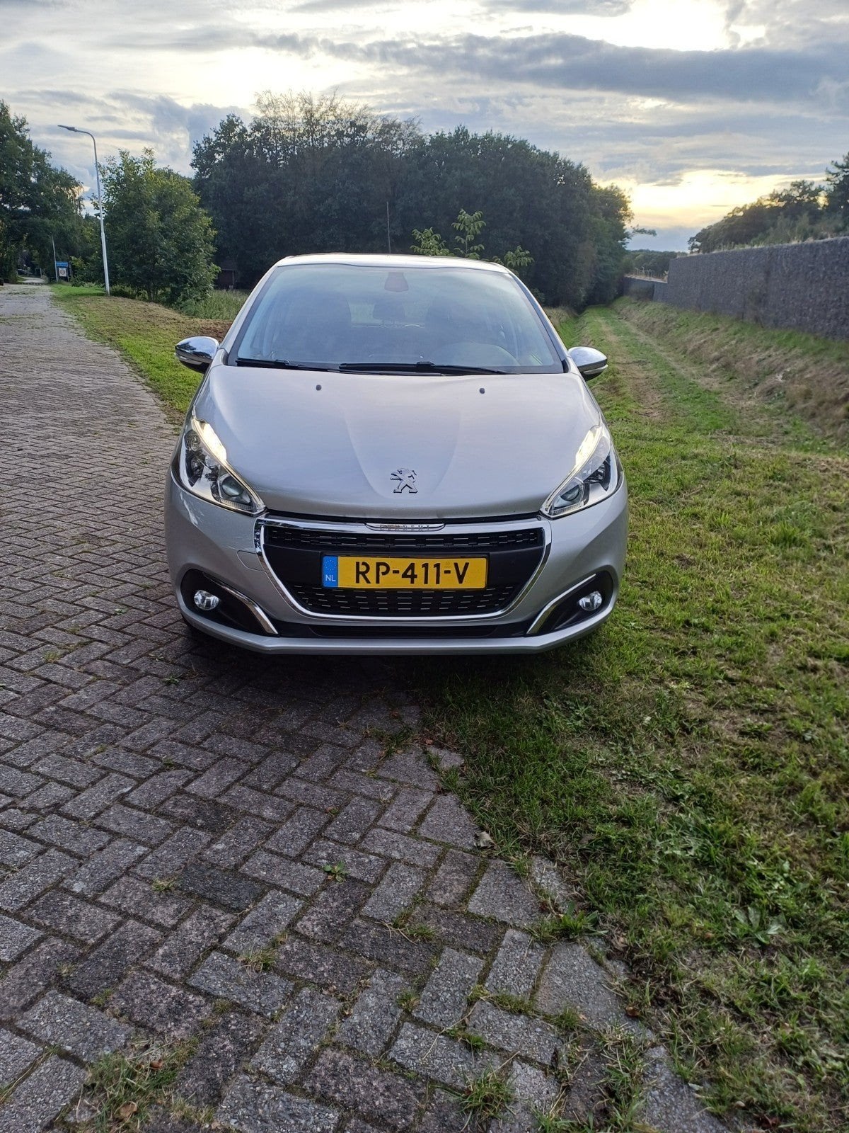 Peugeot 208 1.2 VTI Allure 60KW/82PK 5-D 2018 Grijs, Auto's, Voorwielaandrijving, 31 €/maand, 1199 cc, 23 km/l