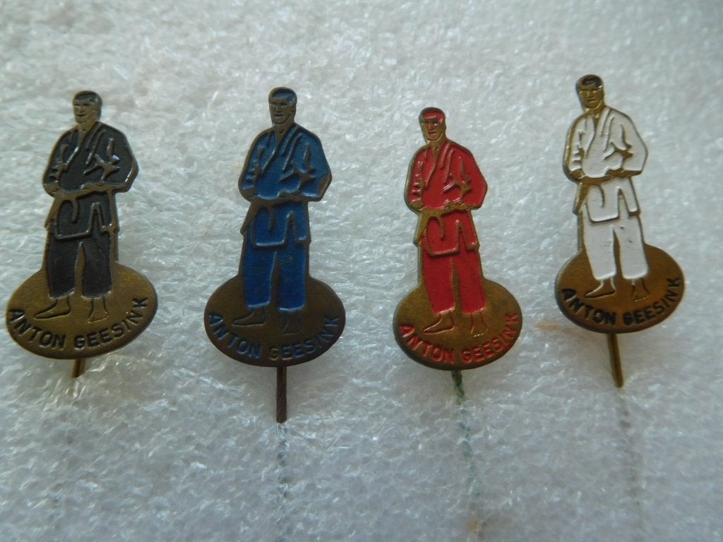 4 kleuren speldjes Anton Geesink samen voor 1 euro, Verzenden, Gebruikt, Overige onderwerpen