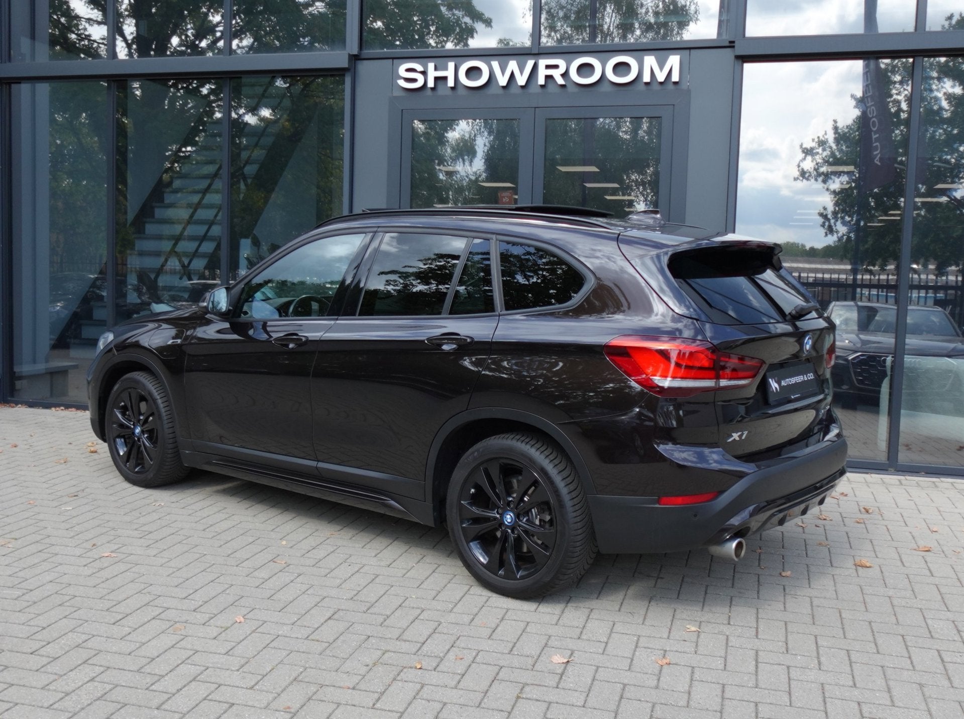 BMW X1 XDrive25e High Executive PANO KEYLESS CAM, Auto's, BMW, Gebruikt, Zwart, Bruin, Bedrijf