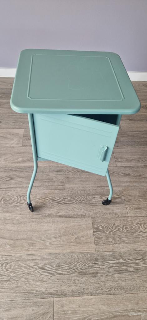 Bijzettafel/nachtkastje met wielen en snoergat, Minder dan 55 cm, Gebruikt, Metaal of Aluminium, Vintage