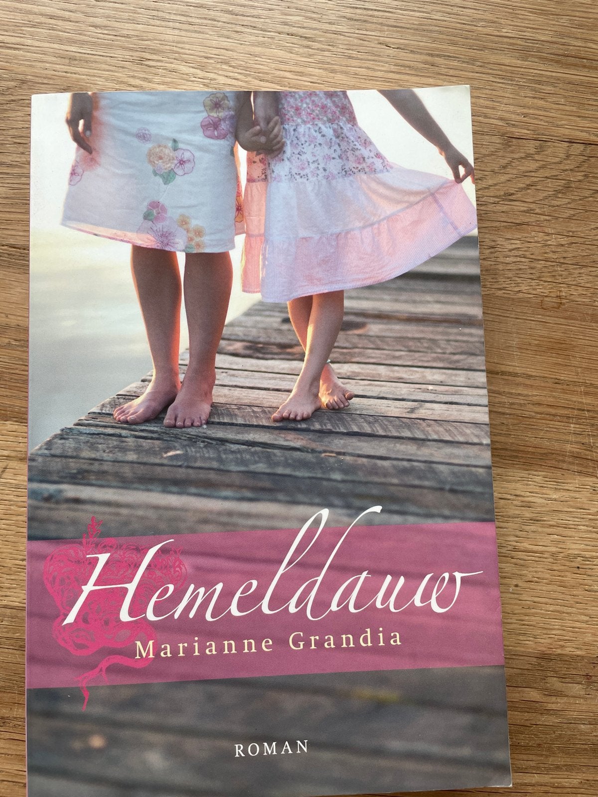 Hemeldauw - Marianne Grandia (Roman), Ophalen of Verzenden, Zo goed als nieuw, Nederland