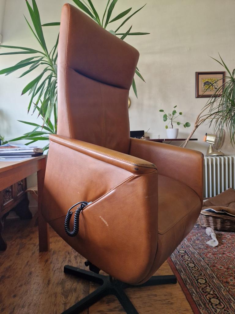 Prominent Toscana Sta-op stoel, Leder, met Accu (incl lader), Huis en Inrichting, Stoelen, Ophalen, Gebruikt, Bruin, Toscana