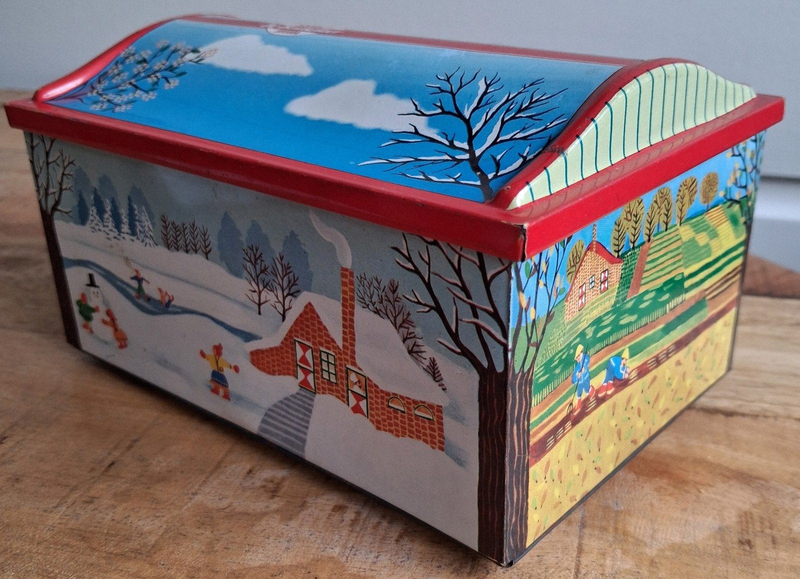 Vintage De Beukelaer blikken trommel met seizoensillustratie, Verzamelen, Blikken, Ophalen of Verzenden, Gebruikt, Koek(jes), Overige merken