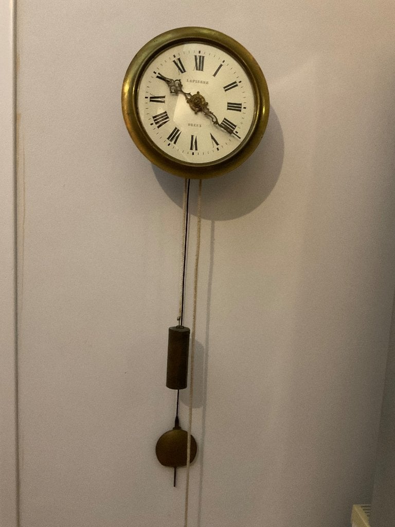 Antieke Luikse meidenklok 19de eeuw, Ophalen