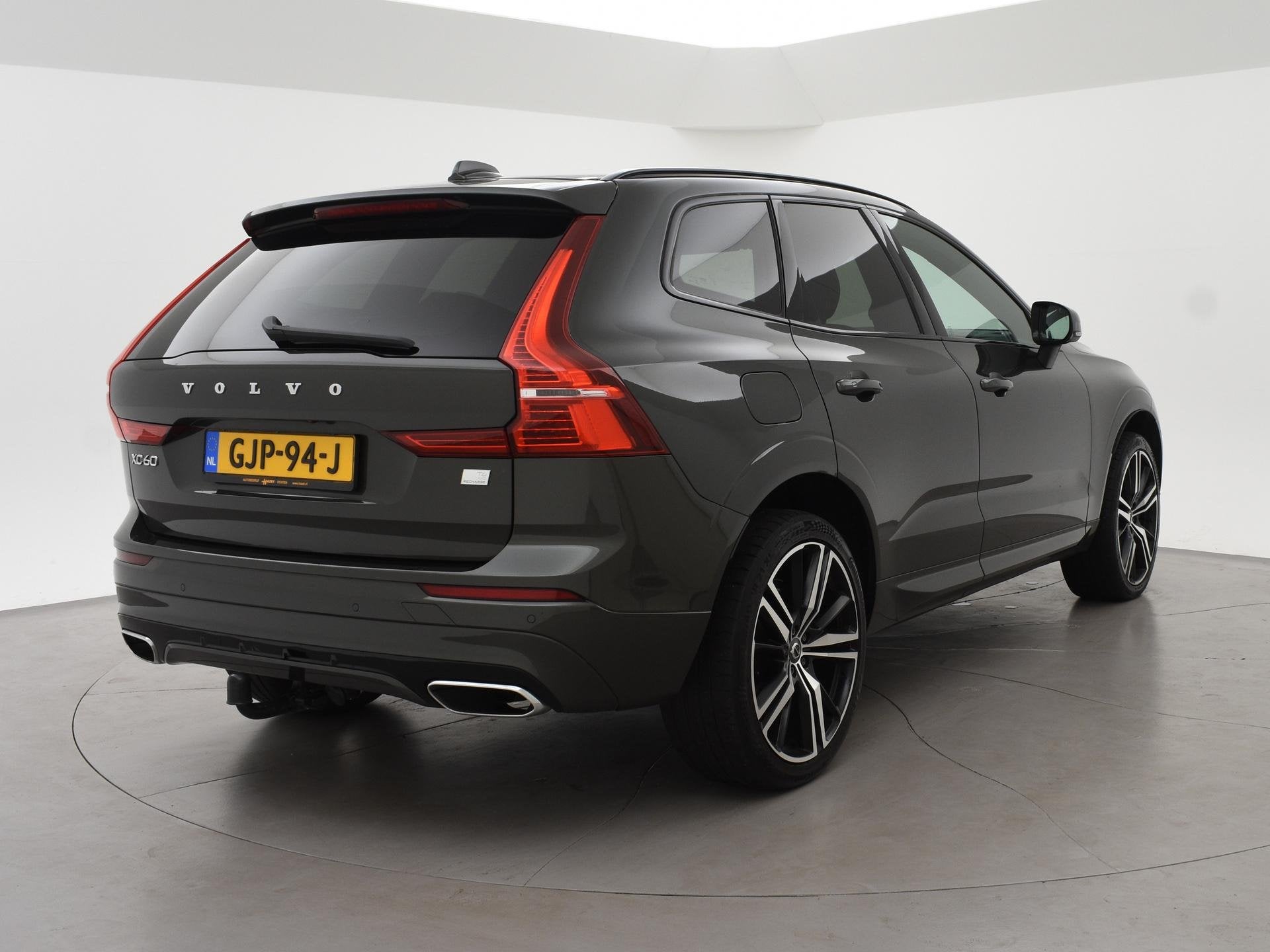 Volvo XC60 2.0 T6 RECHARGE 340 PK R-DESIGN + 21 INCH | TREKH, Gebruikt, 1969 cc, Leder en Stof, 340 pk