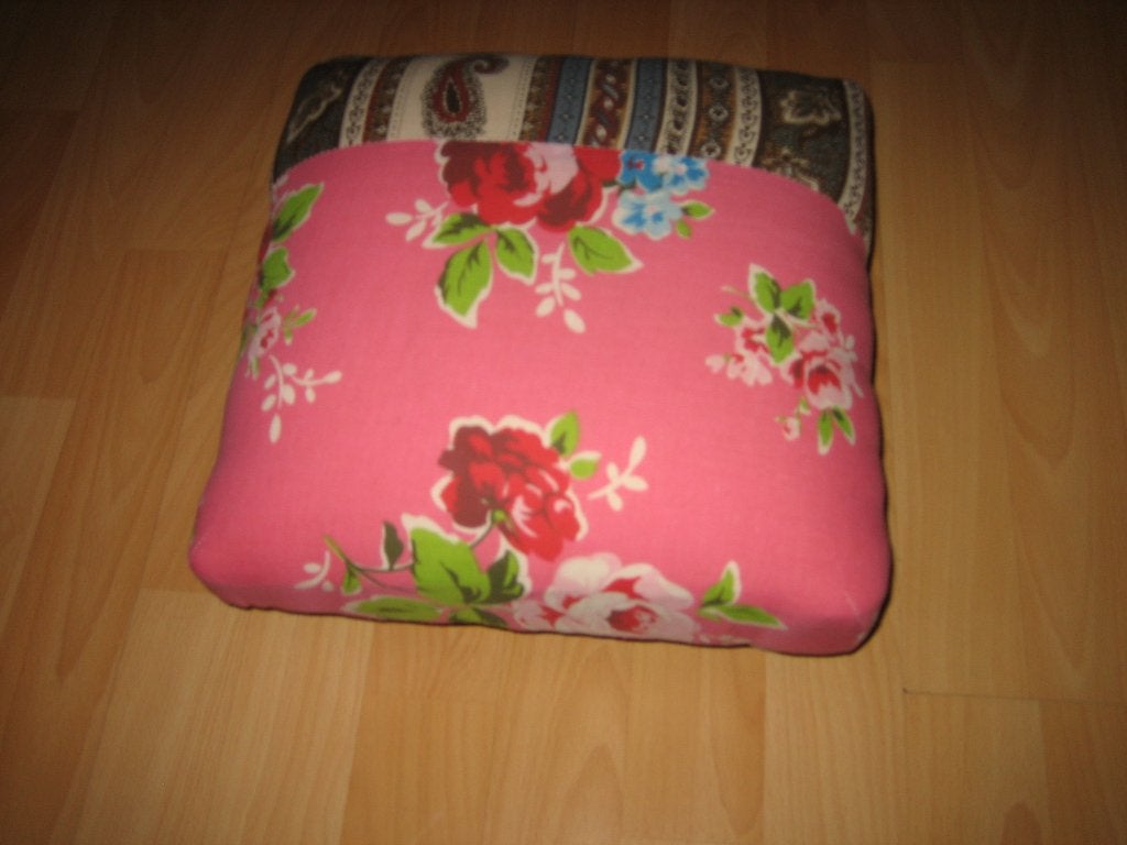 Poef krukje met twee verschillende soorten stof bloemen roze, Ophalen of Verzenden, Zo goed als nieuw, Hout