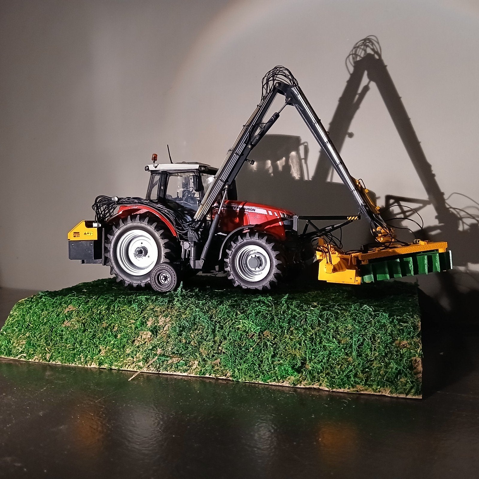 Gedetailleerde verbouwde Massey Ferguson, Hobby en Vrije tijd, Ophalen of Verzenden, Nieuw, Tractor of Landbouw, Overige merken