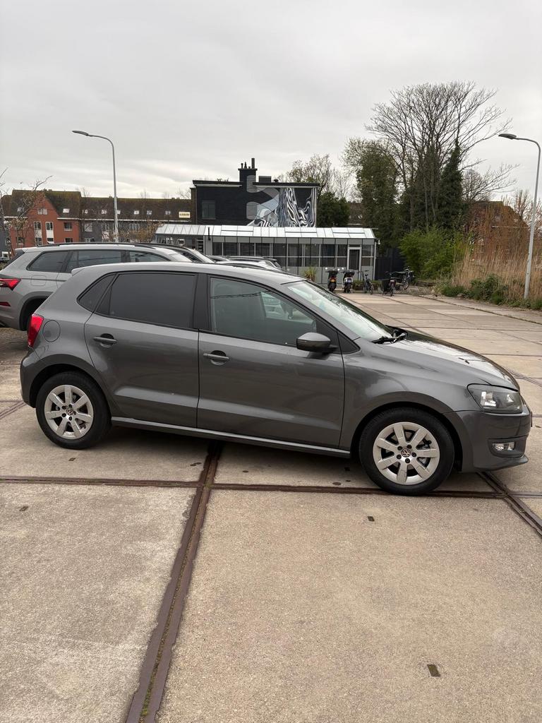 Volkswagen Polo 1.2 TSI 2012 Grijs APK 01-2026 nette staat, Auto's, Voorwielaandrijving, 40 €/maand, 4 cilinders, Origineel Nederlands