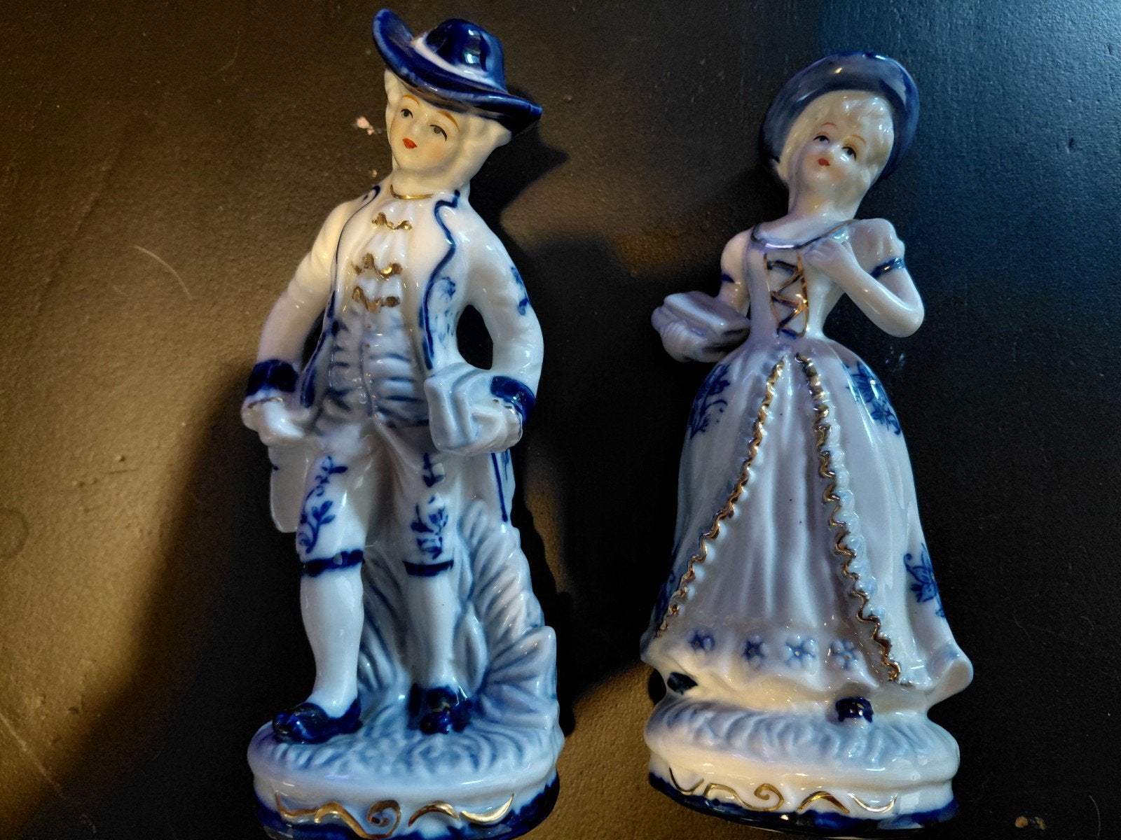 Delfts Blauw Beeldjes: Man en Vrouw in Traditionele Kleding, Ophalen of Verzenden