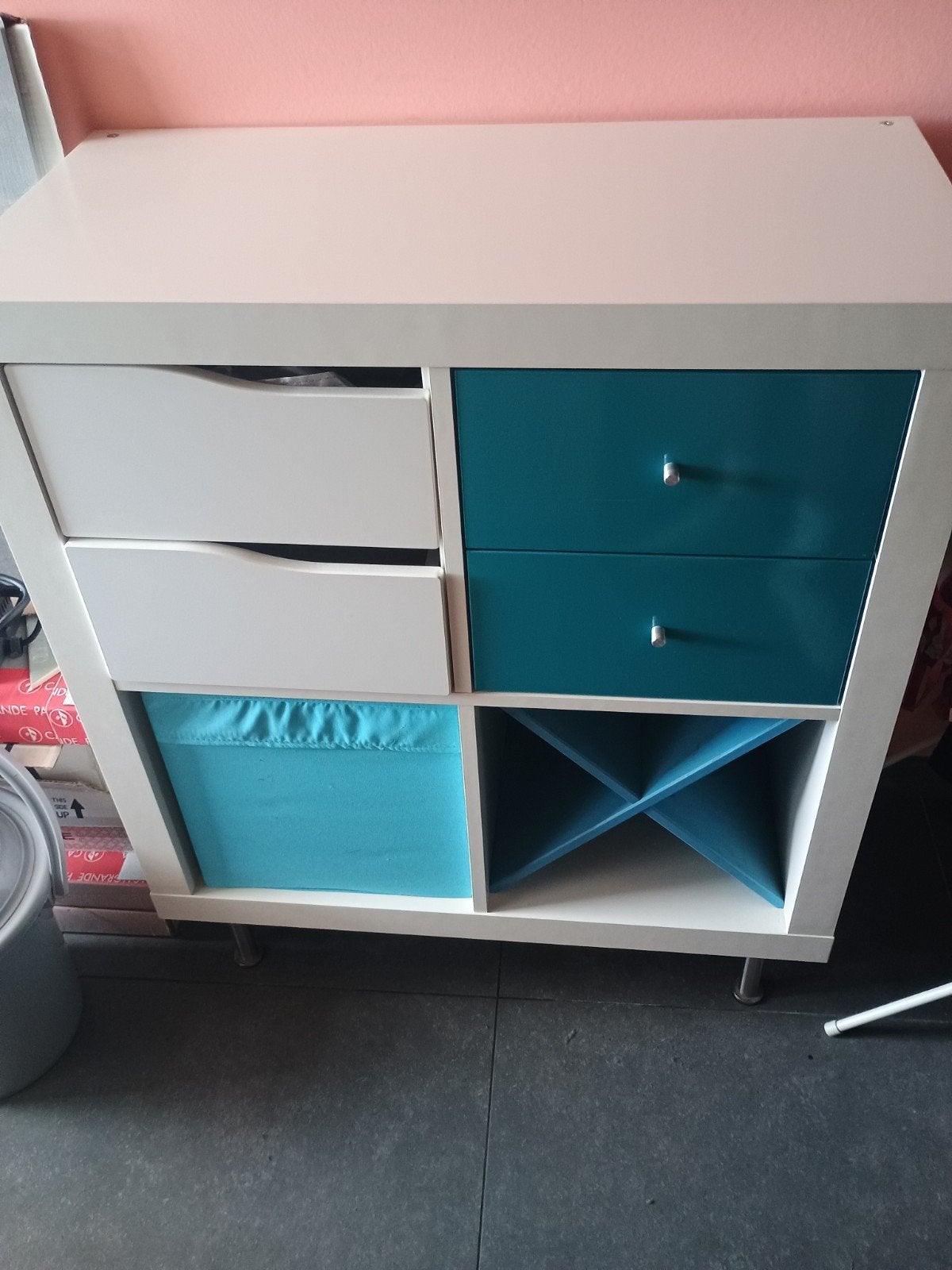 IKEA Kallax kast met 4 vakken, 4 lades, doos en wijnrek, Ophalen, Met plank(en), 50 tot 100 cm, Zo goed als nieuw
