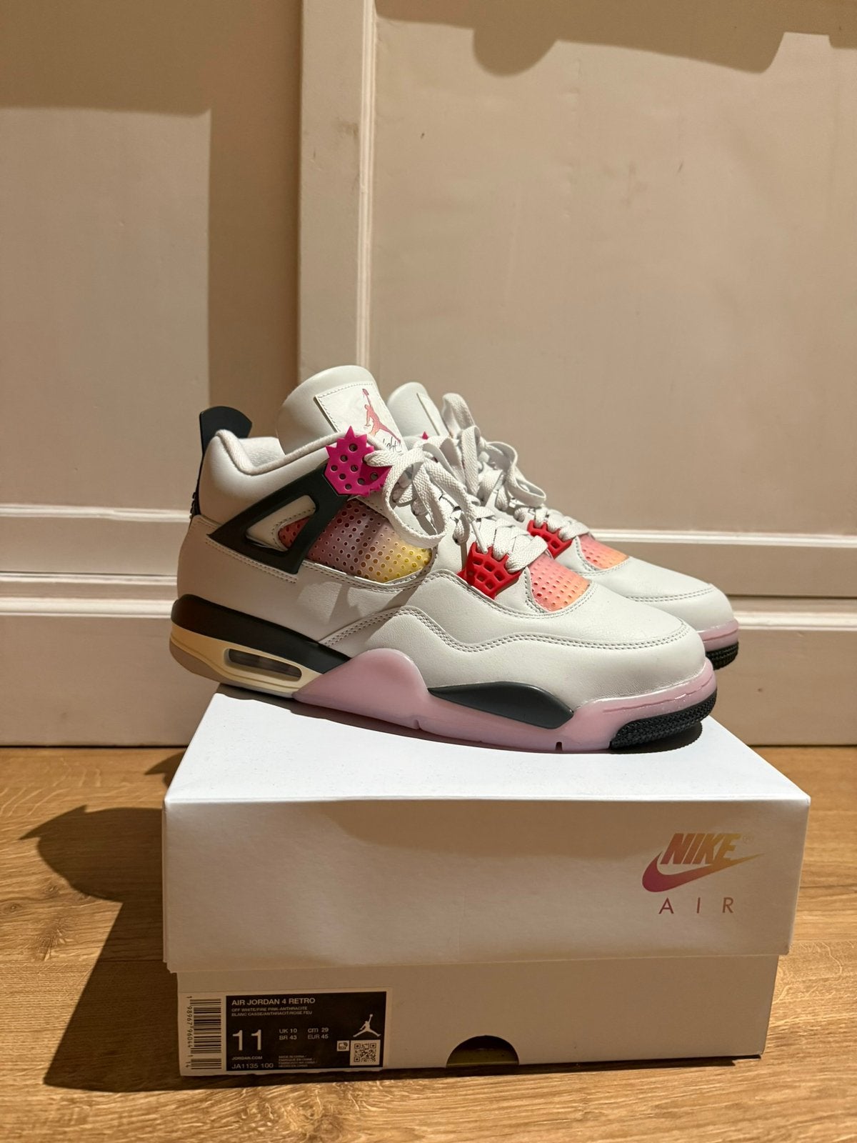 Jordan 4 comic, Wit, Nieuw, Ophalen of Verzenden, Sneakers of Gympen