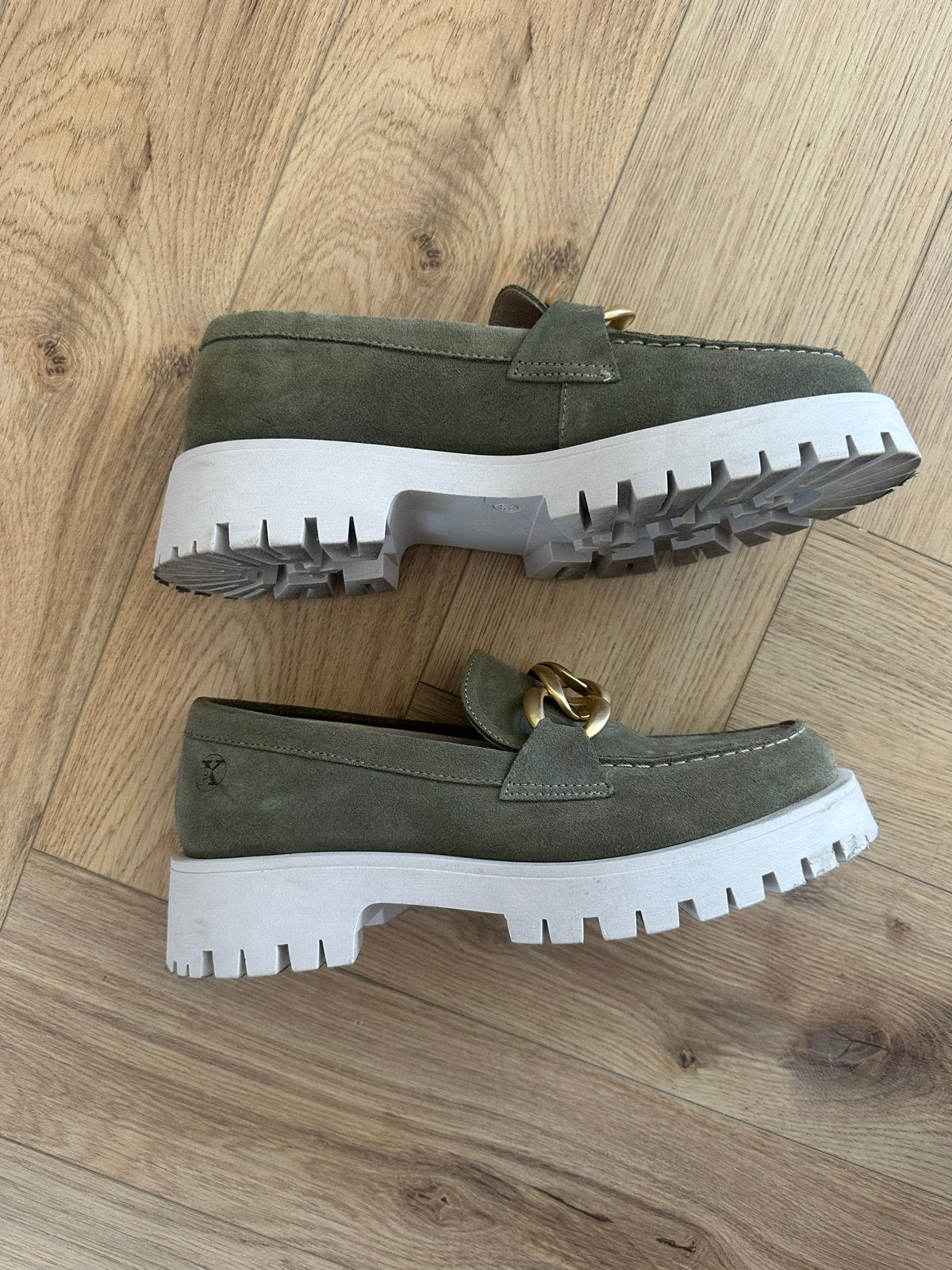Groene instappers met gouden ketting - Maat 39, Ophalen of Verzenden, Zo goed als nieuw, Groen, Instappers
