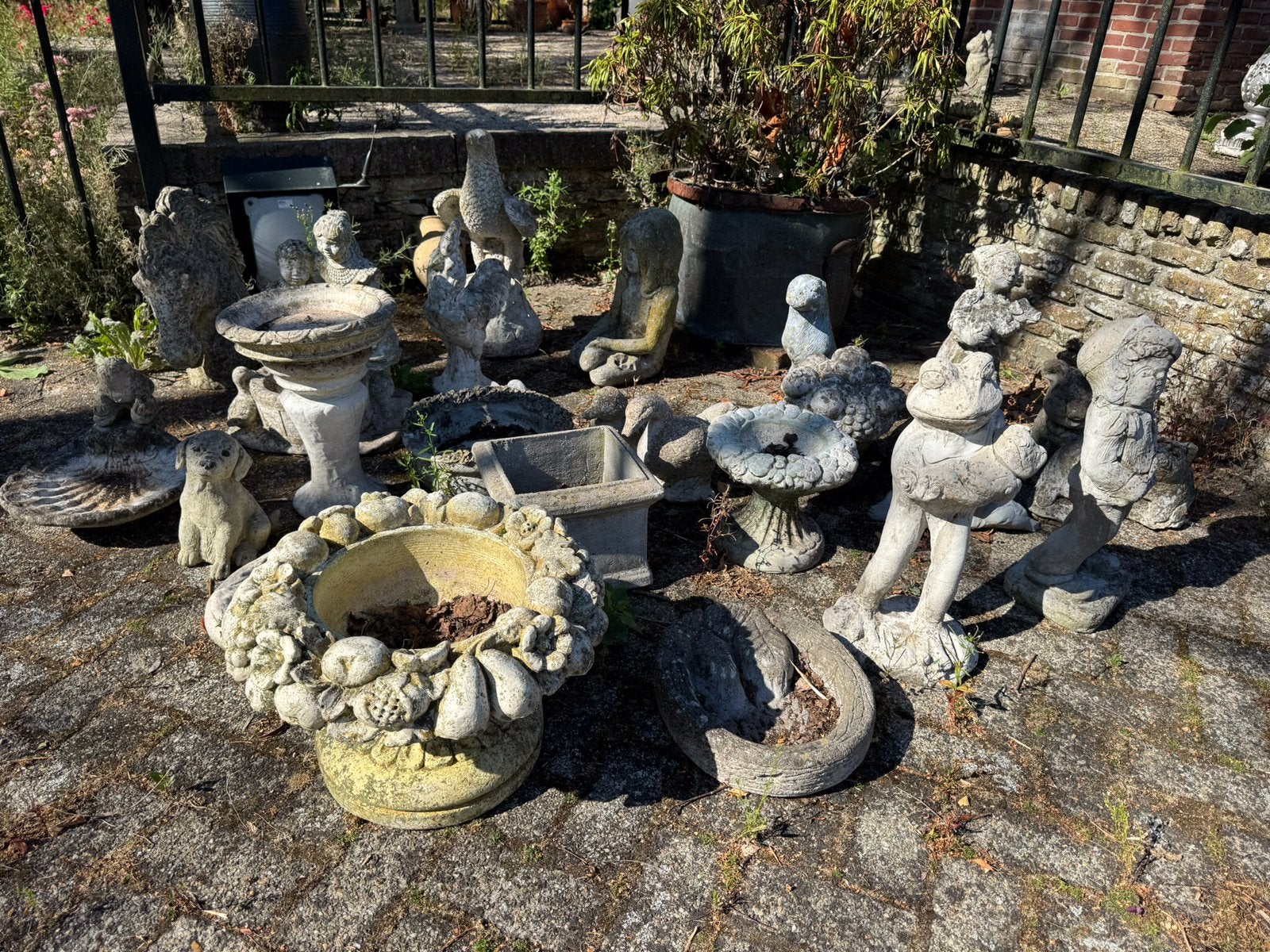 Partij Diverse tuinbeelden en vogelbaden van beton/steen, Ophalen