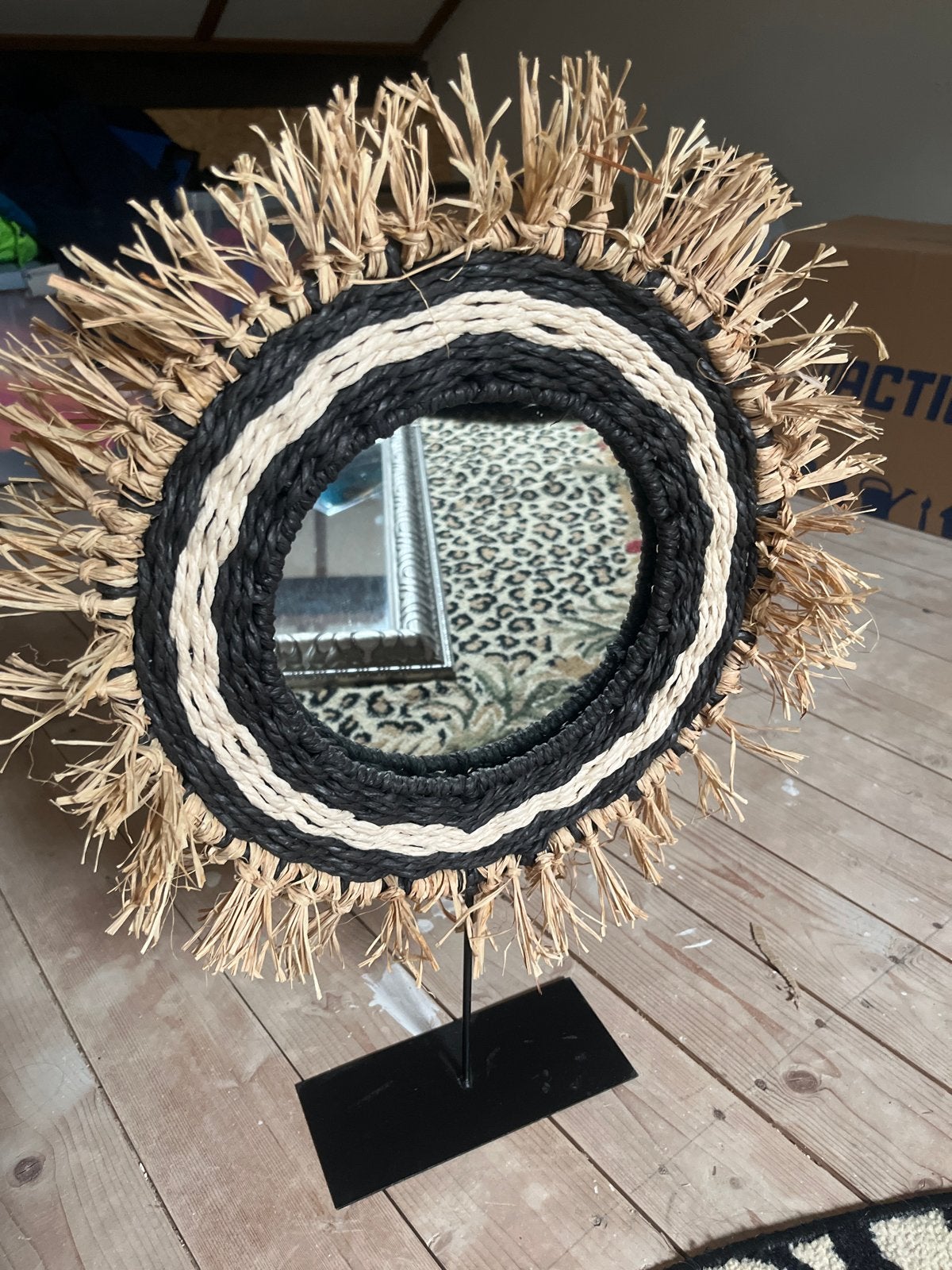 Decoratieve spiegel met raffia en zwart-wit detail, Ophalen, Minder dan 50 cm, Rond, Zo goed als nieuw