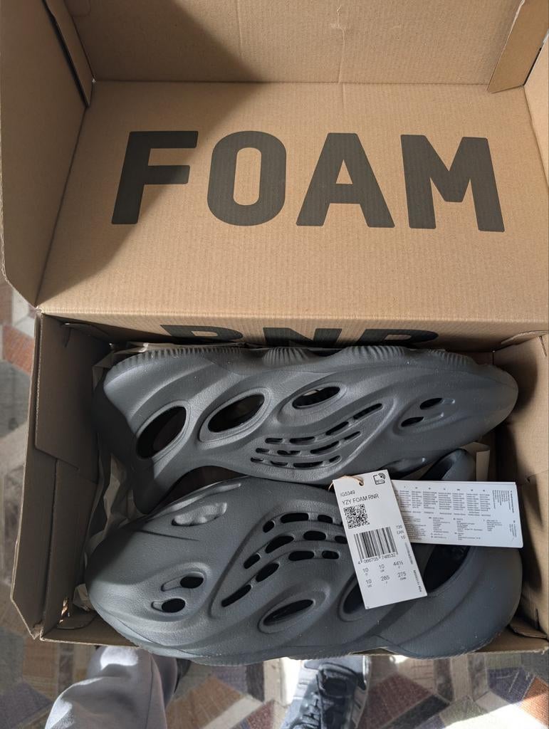 Adidas Yeezy Foam RNNR Onyx - maat 44 1/2, Kleding | Heren, Schoenen, Ophalen of Verzenden, Nieuw, Zwart, Adidas Yeezy