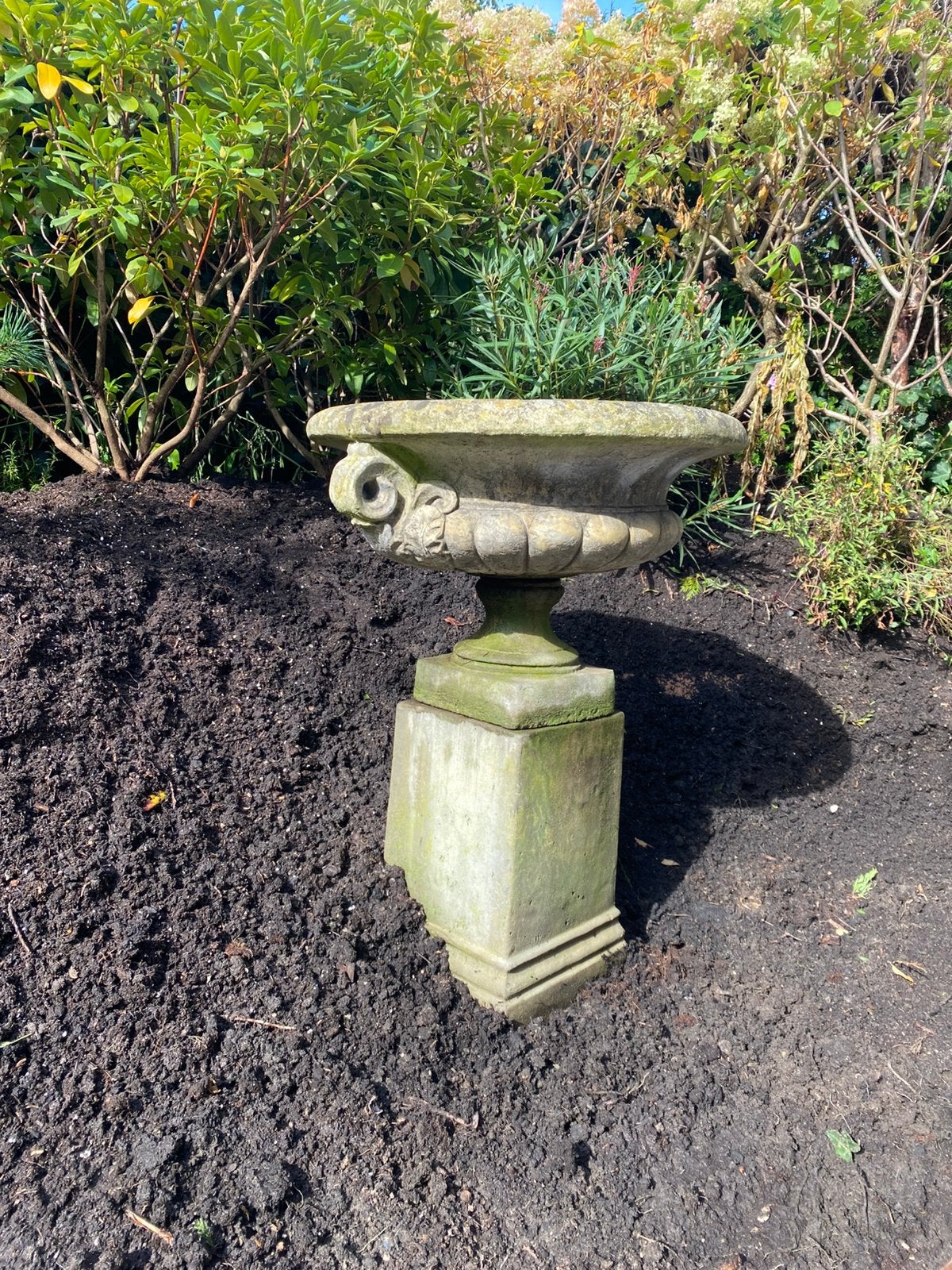 Prachtige gedecoreerde betonnen tuinvaas op sokkel, Tuin en Terras, Ophalen, Gebruikt