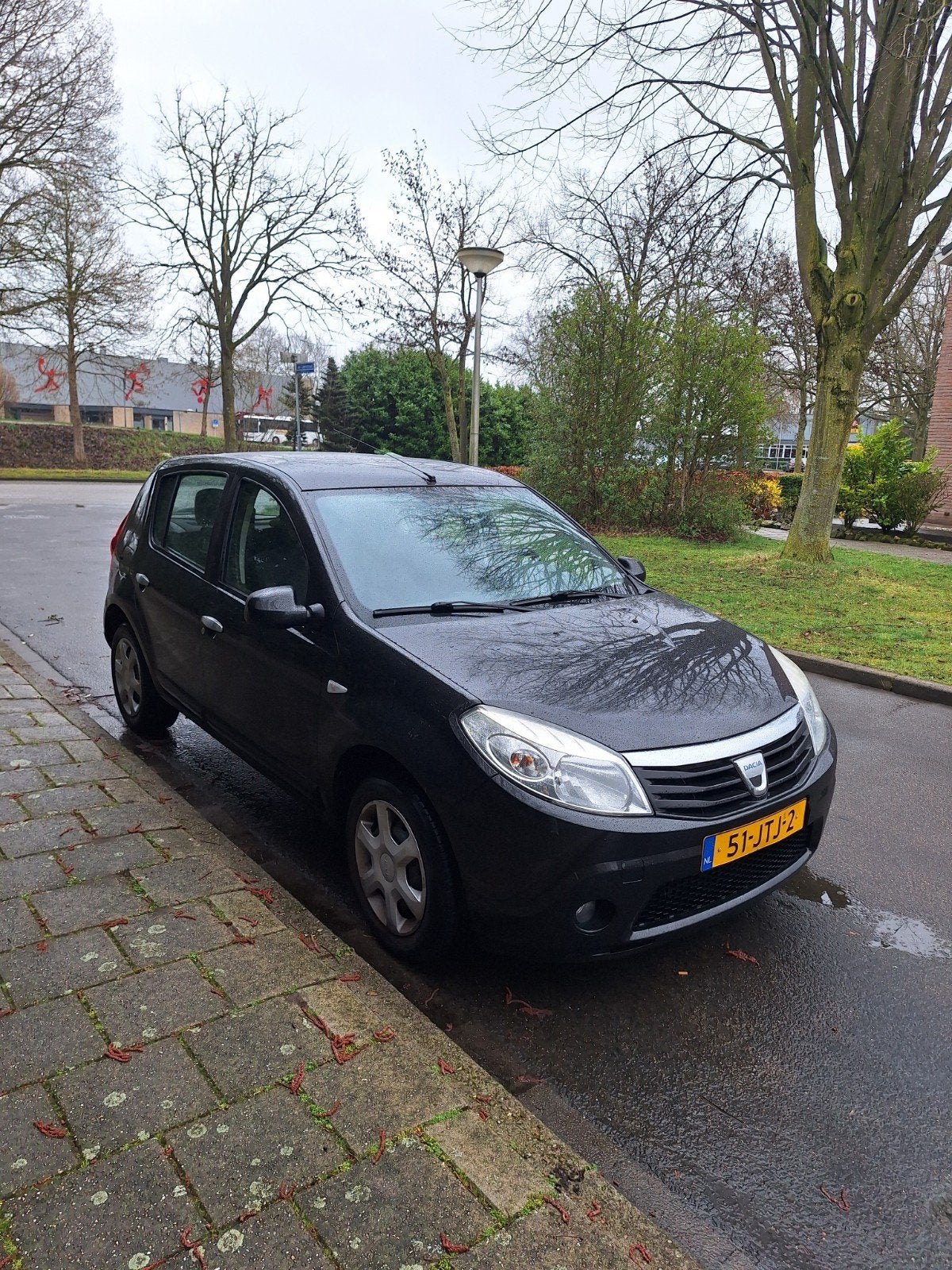 Dacia Sandero 1.2 16V Lauréate goed onderhouden apk 05-2027, Voorwielaandrijving, 74 pk, 31 €/maand, Zwart