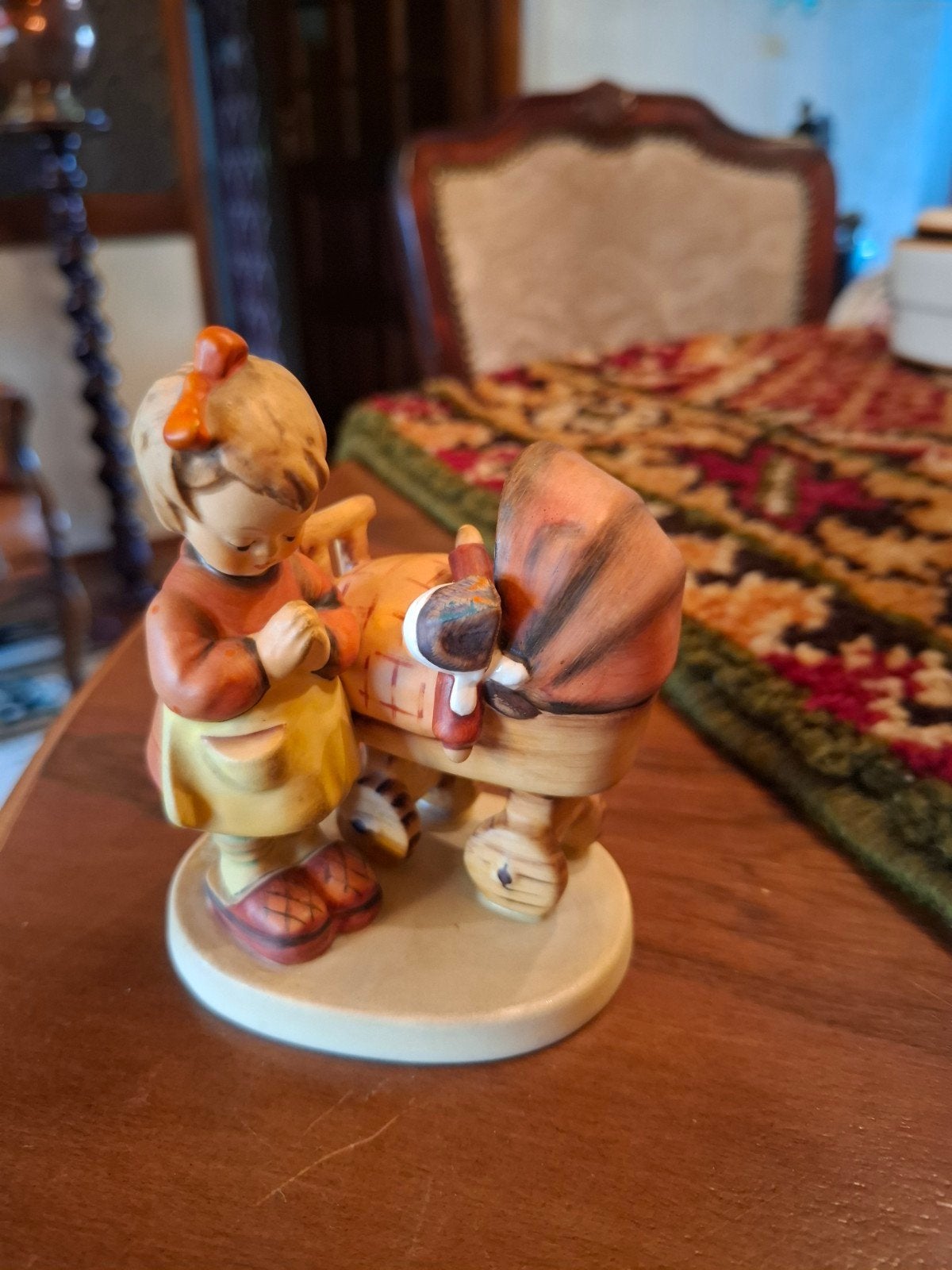 Goebel Hummel beeldje: Meisje met wiegje, Ophalen of Verzenden