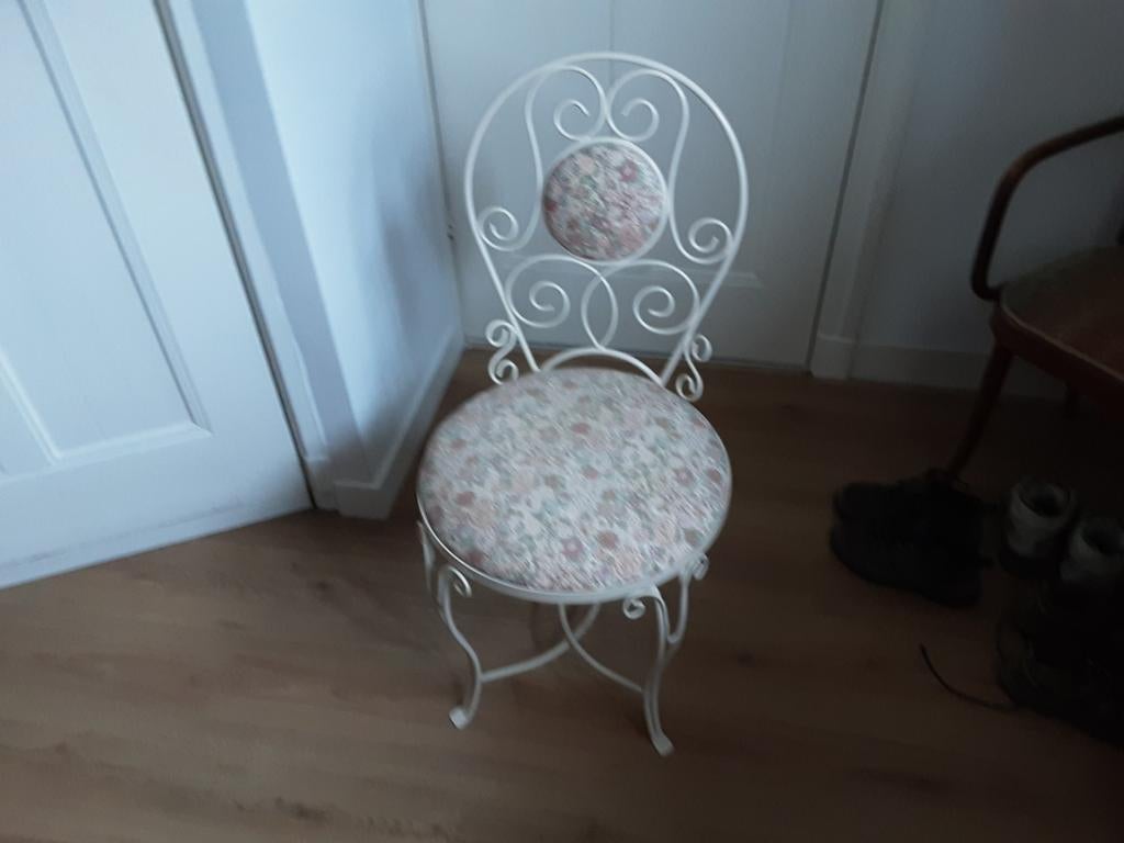 Decoratieve brocante metalen stoel., Antiek en Kunst, Antiek | Meubels | Stoelen en Banken, Ophalen