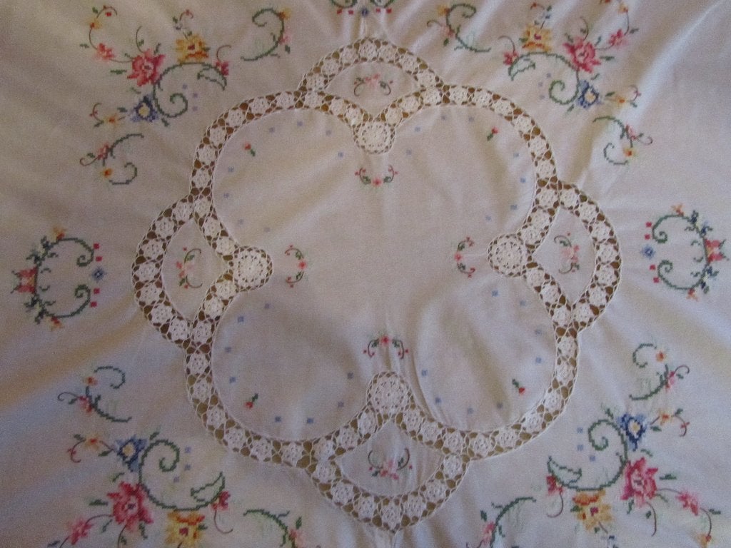 Geborduurd rond tafelkleed met bloemen, Antiek en Kunst, Verzenden