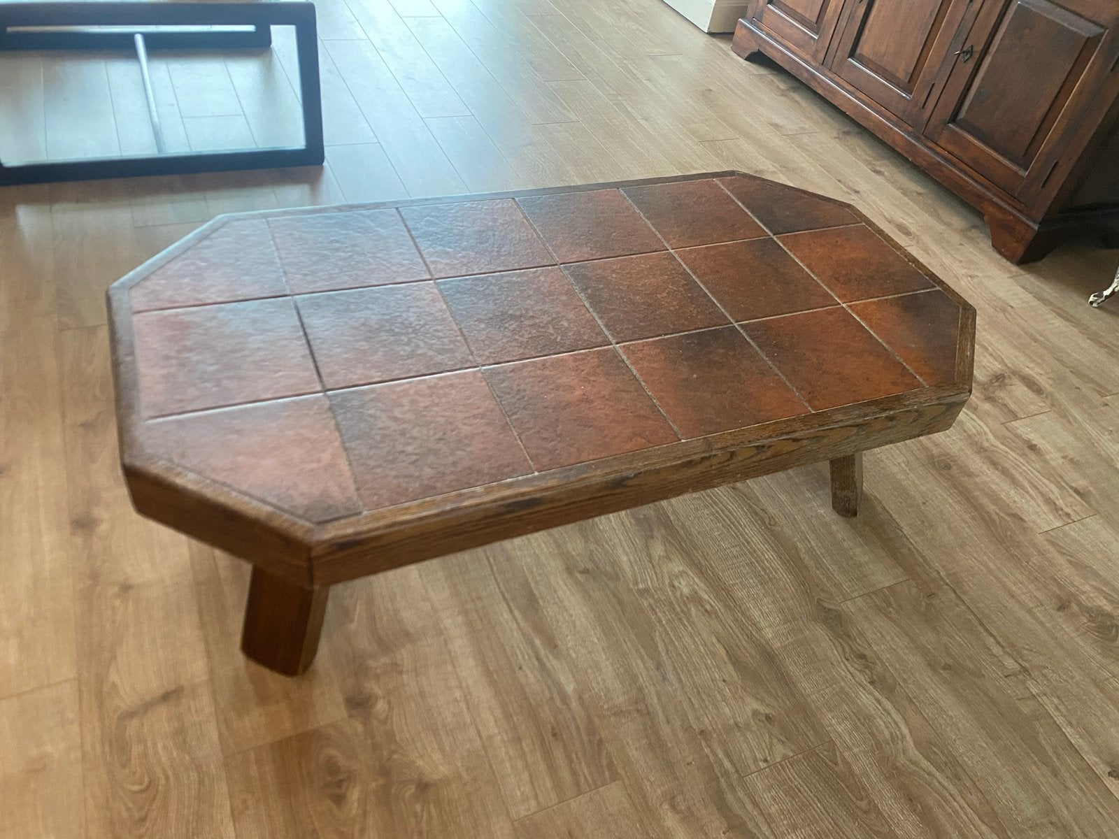 Vintage salontafel met tegels en houten onderstel, Huis en Inrichting, Tafels | Salontafels, Ophalen, Gebruikt, 100 tot 150 cm