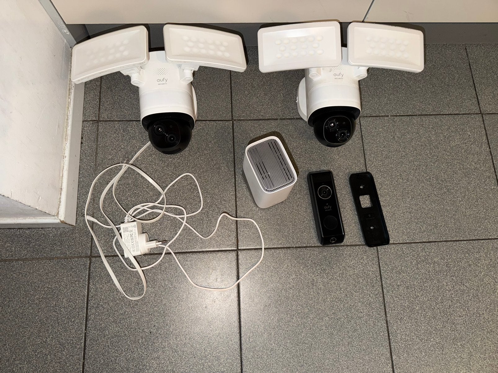 Eufy video deurbel homebase en 2x floodligt gebruikt netjes, Ophalen, Ingebouwde camera, Gebruikt, Bedraad