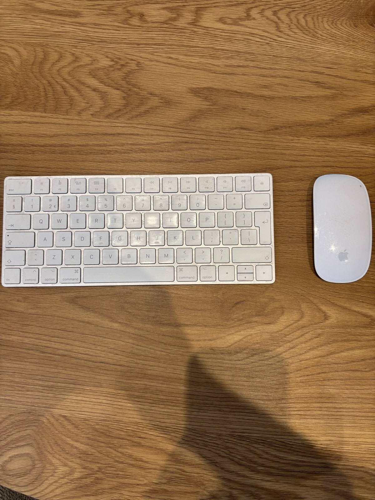 Apple Magic Keyboard en Magic Mouse (op batterijen), Computers en Software, Toetsenborden, Gebruikt, Qwerty, Draadloos, Toetsenbord en muis-set