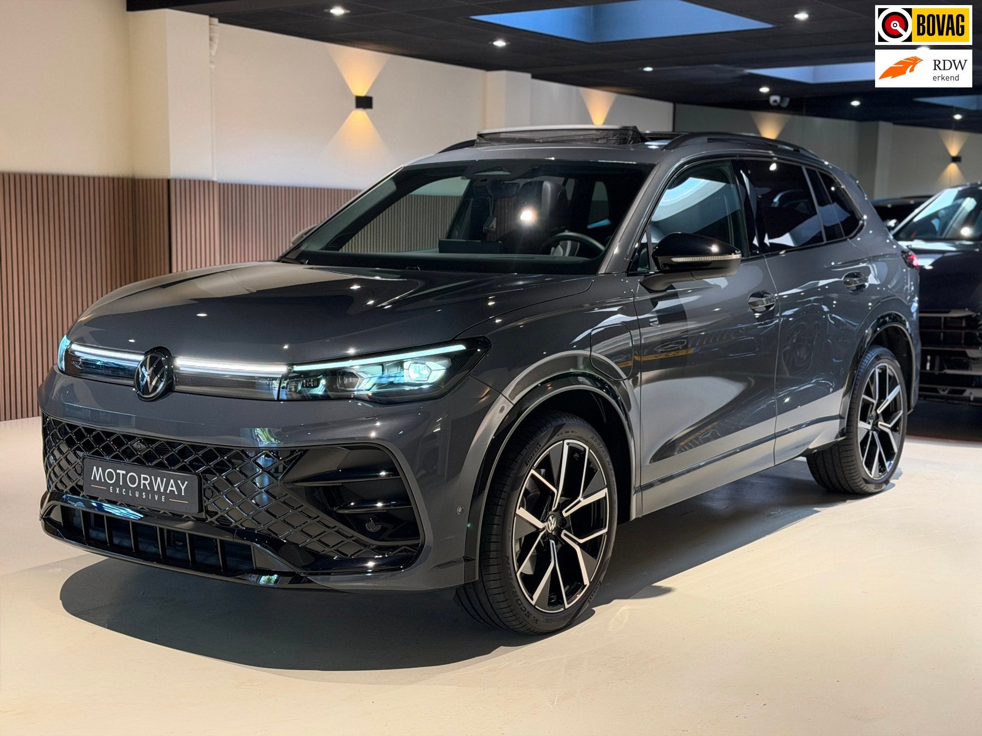 Volkswagen Tiguan 1.5 eTSI R-Line Edition|Pano|Memory|Matrix, Zwart, 4 cilinders, Automatische klimaatregeling, Hybride Elektrisch/Benzine