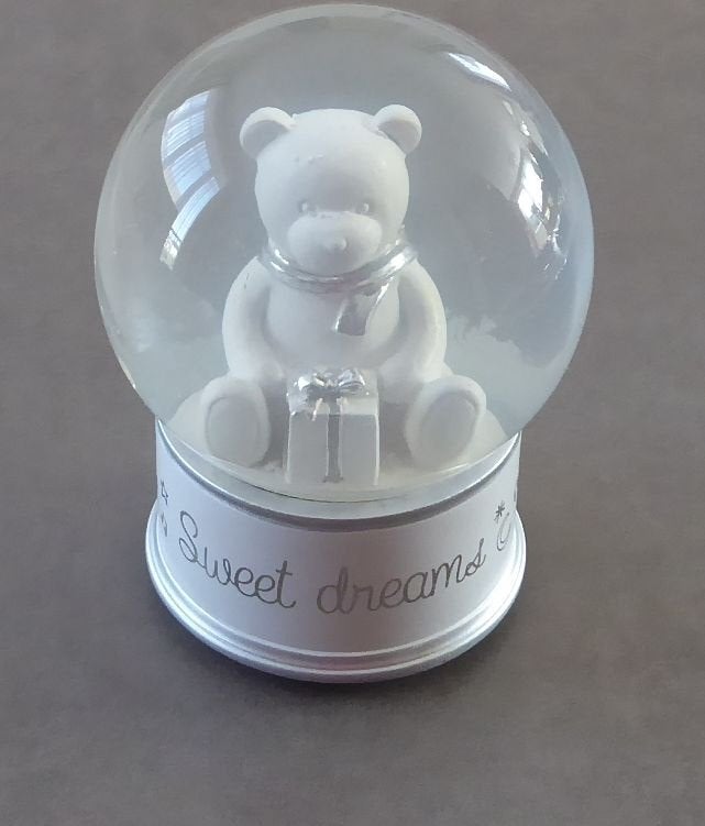 Muzikale sneeuwbol "Sweet Dreams" met witte beer en cadeau, Ophalen of Verzenden, Zo goed als nieuw, Dier