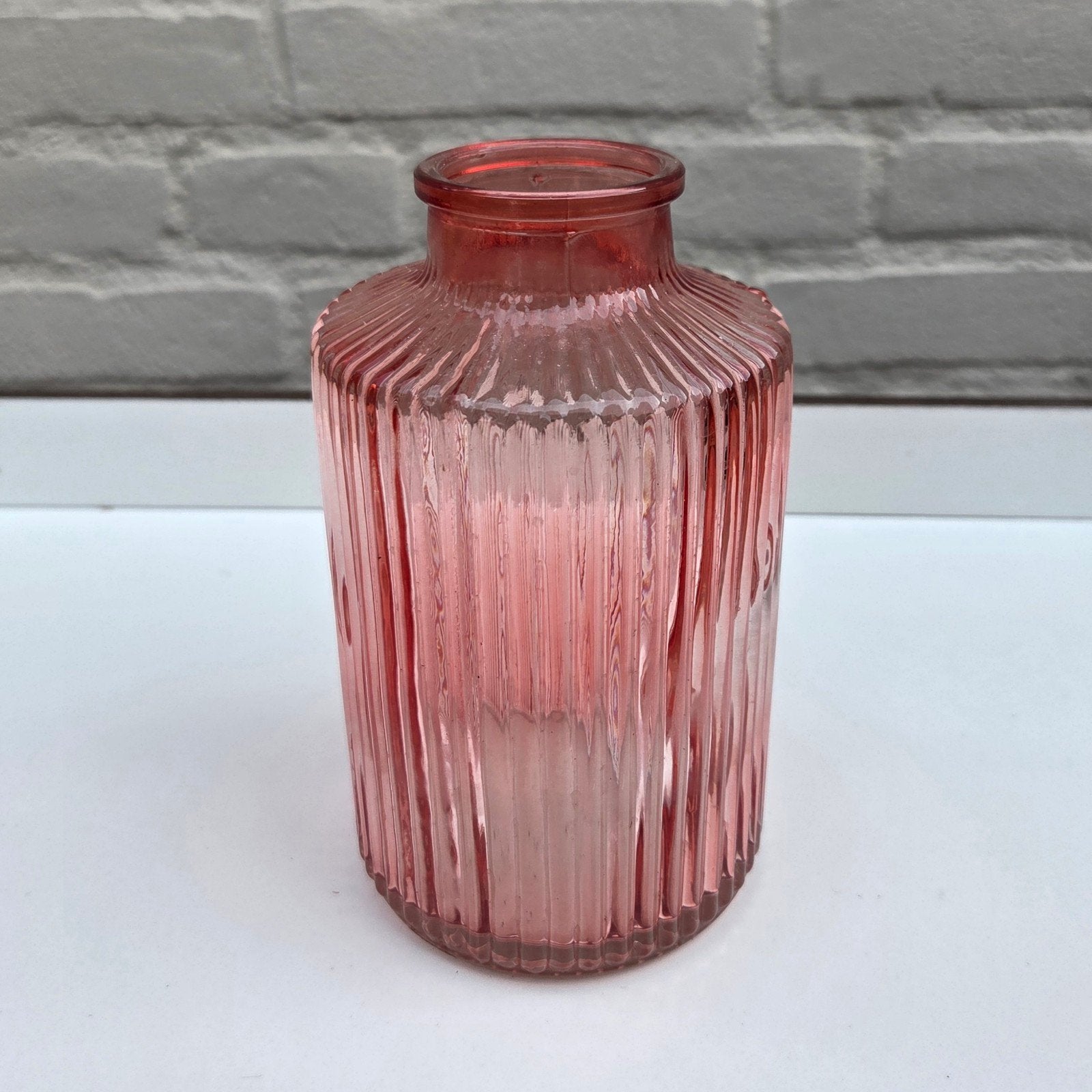 Roze geribbelde glazen vaas - 16 cm hoog, Met patroon/structuur, Ophalen of Verzenden, Roze, Glas