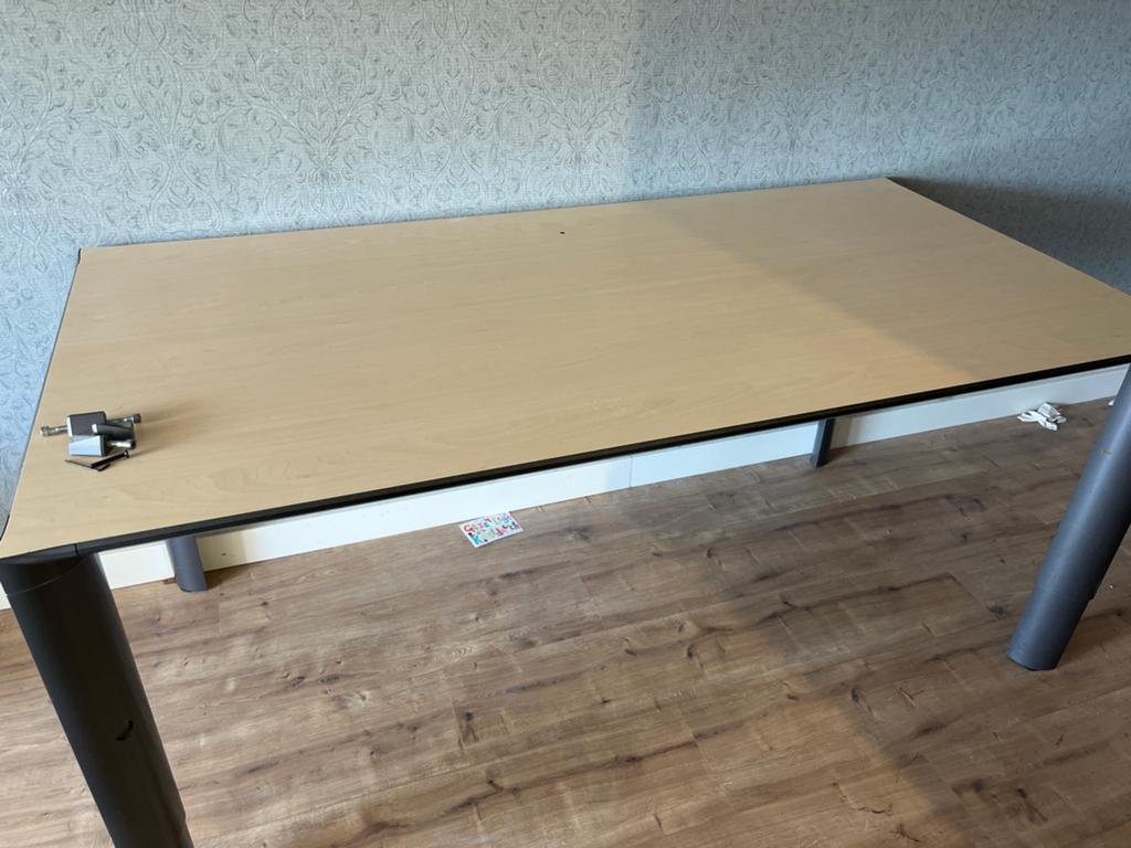 Ruim bureau met metalen poten GRATIS, Ophalen, Demontabel, Gebruikt, Hout