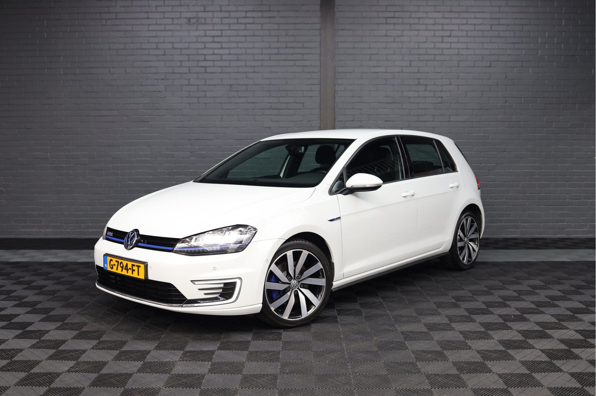 Volkswagen Golf 1.4 TSI GTE | LM VELGEN | AUTOMAAT | TREKHAA, Auto's, Stof, Gebruikt, 4 cilinders, Wit
