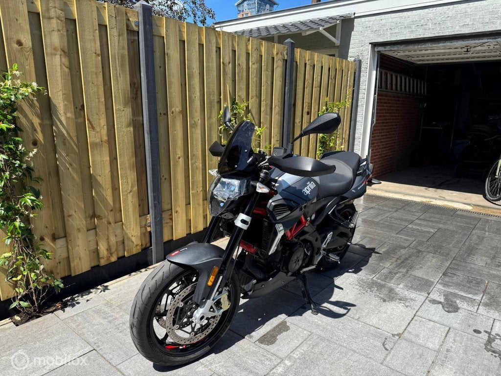 Unieke Aprilia Shiver 900 met Akrapovic en carbon kappen, Motoren, Motoren | Aprilia, Via Michelangelo 1 Noale, Aprilia, Bedrijf