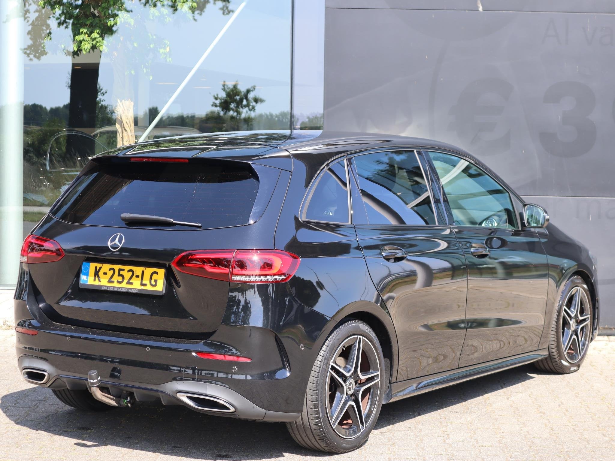 Mercedes-Benz B-klasse 180 Business Solution AMG l Stoelverw, Auto's, Dealer onderhouden, Gebruikt, 4 cilinders, 700 kg