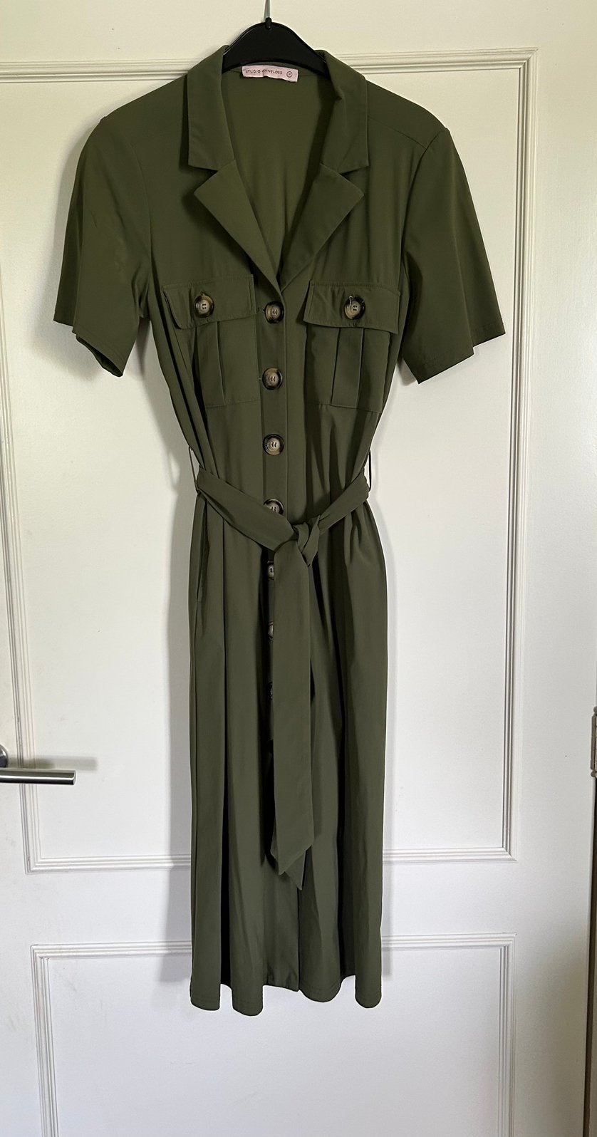 Khaki, Groene Studio Anneloes Short Sleeve Long Dress in M, Kleding | Dames, Jumpsuits, Ophalen of Verzenden, Zo goed als nieuw
