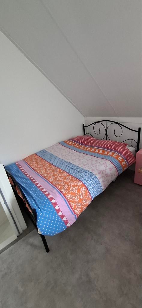 Zwart stalen bedframe 140x200 met lattenbodems, Huis en Inrichting, Ophalen, Gebruikt, Zwart, 140 cm