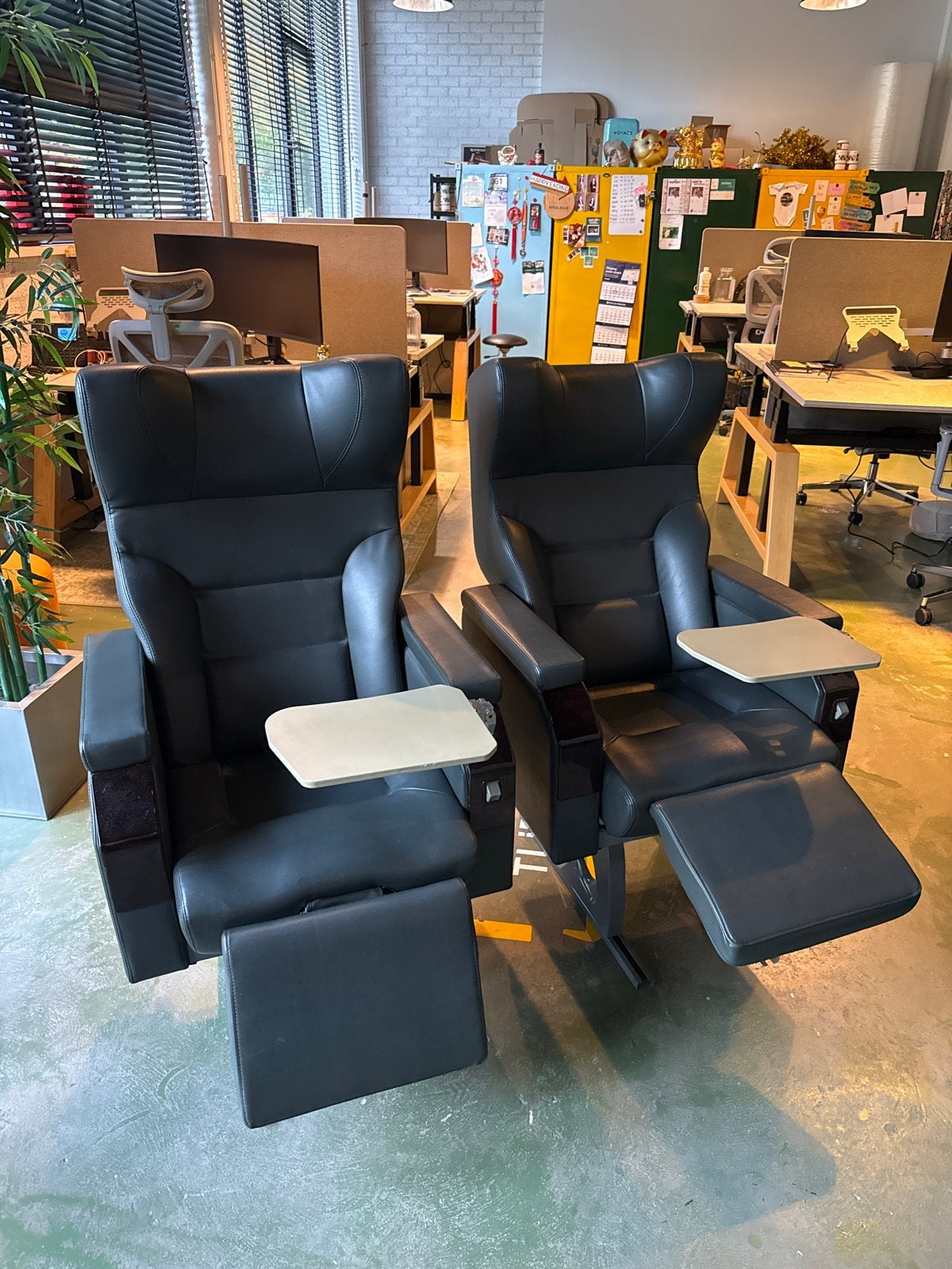 2x enkele vliegtuigstoelen met voetensteun, Ophalen, Twee, Leer, Zo goed als nieuw
