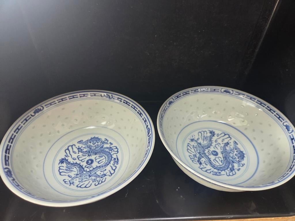 Twee grote witte Chinese kommen met blauwe draak, Ophalen of Verzenden
