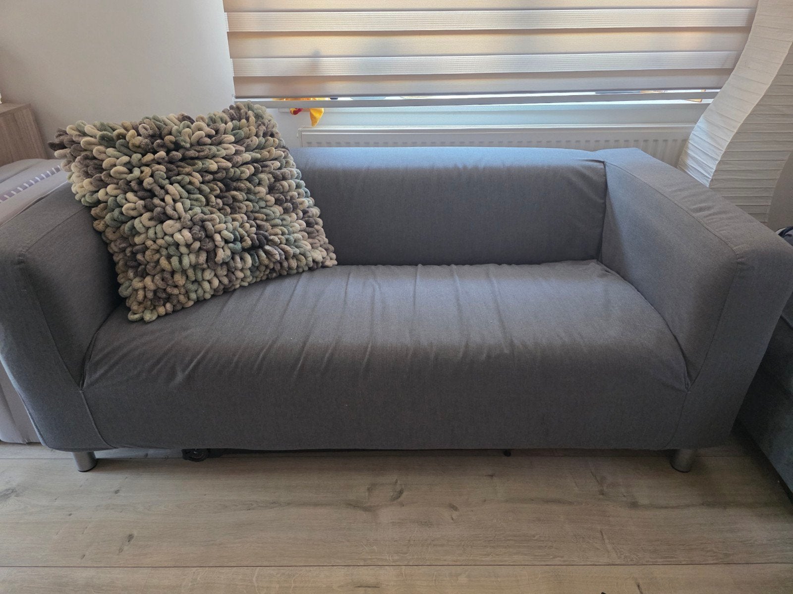 Grijze tweepersoonsbank met poef, Ophalen, 150 tot 200 cm, Tweepersoons, 75 tot 100 cm