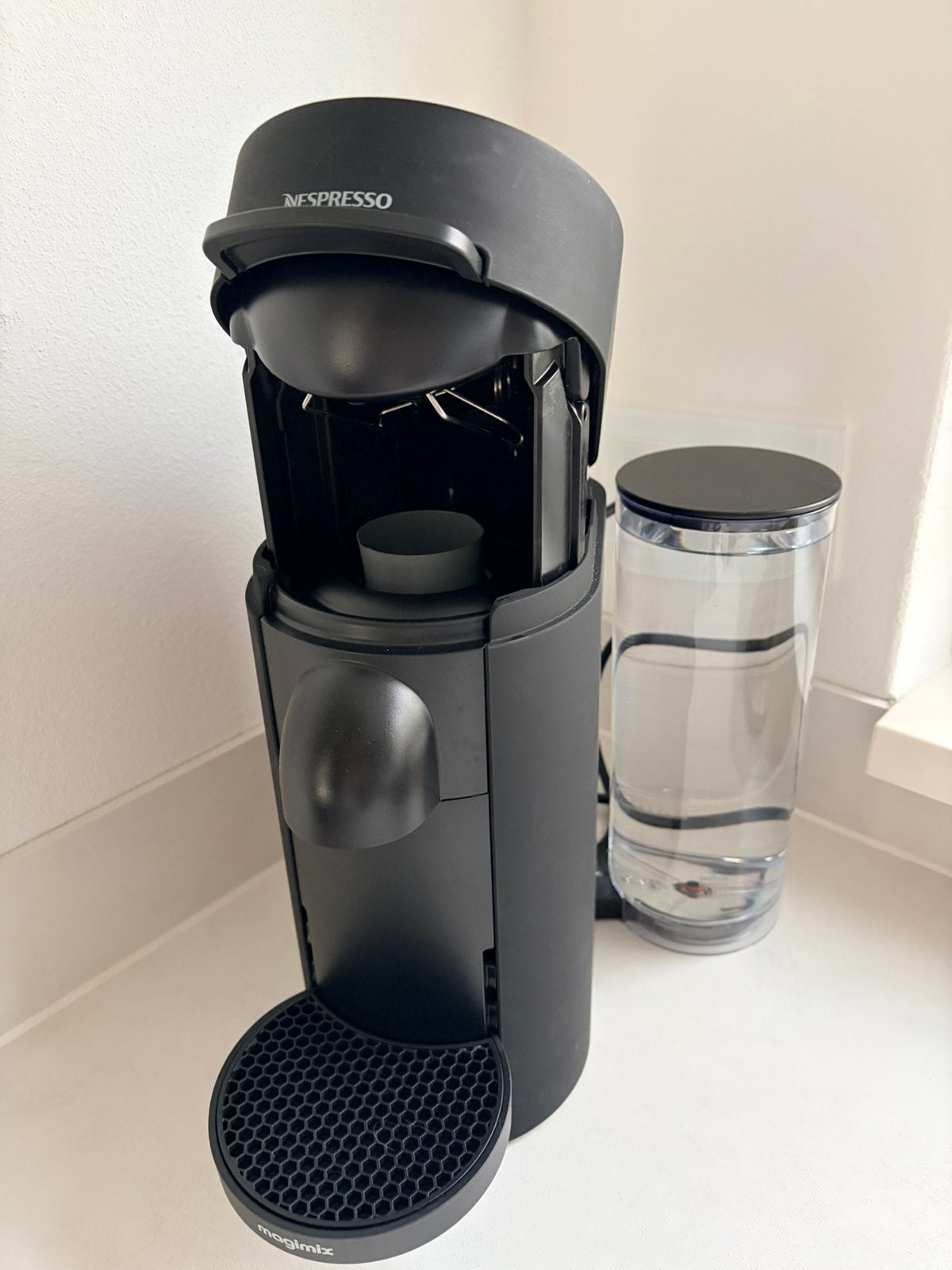 Foto 5 van Vrijwel nieuw Nespresso Vertuo Plus Deluxe mat zwart machine