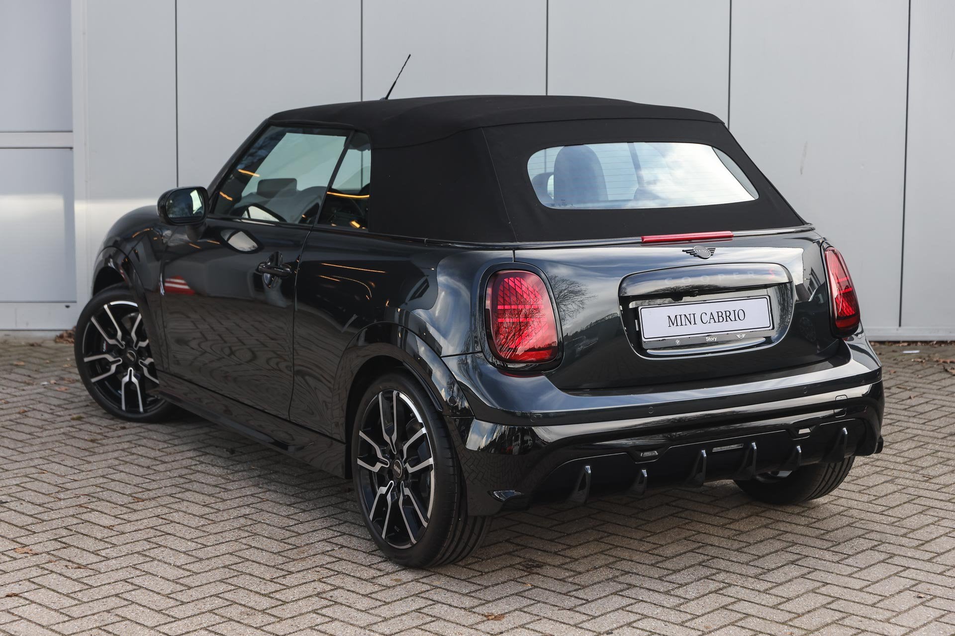 MINI Cabrio S Automaat / John Cooper Works / Pakket XL / Joh, Auto's, 15 km/l, Zwart, 4 cilinders, 4 stoelen