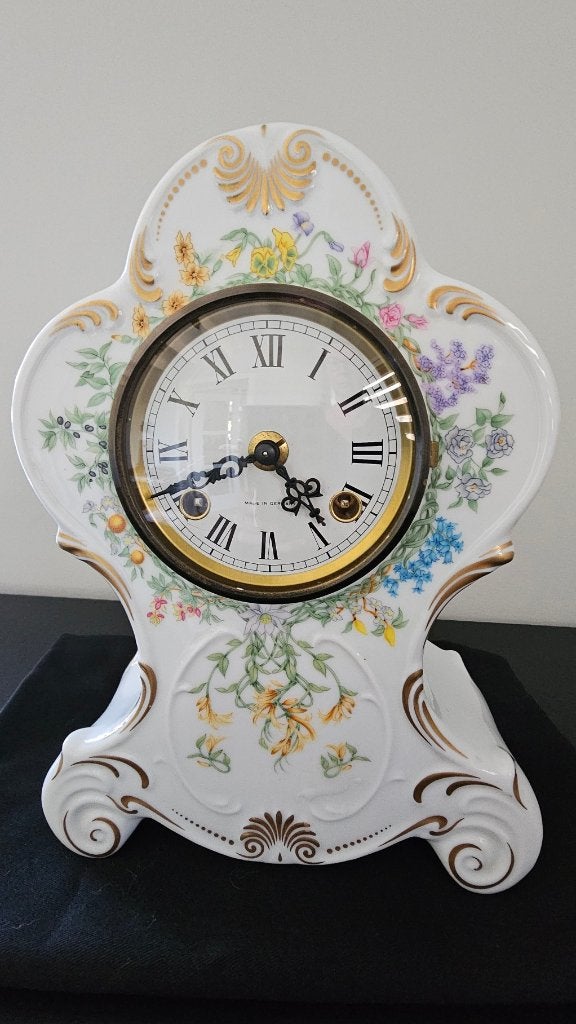 Vintage Porseleinen Schouwklok – Hermle (Duits Uurwerk), Ophalen of Verzenden, Gebruikt, Analoog, Wekker of Tafelklok