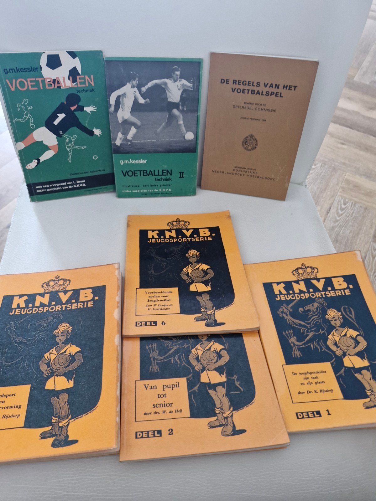 Vintage Voetbalboeken KNVB - Techniek & Spelregels, Ophalen of Verzenden, Gelezen, G.M. Kessler, KNVB, Balsport